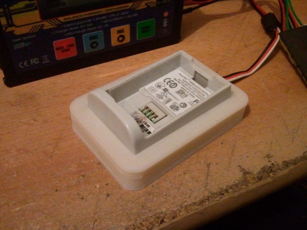 Case/dock to refresh Xbox 360 controller batteries