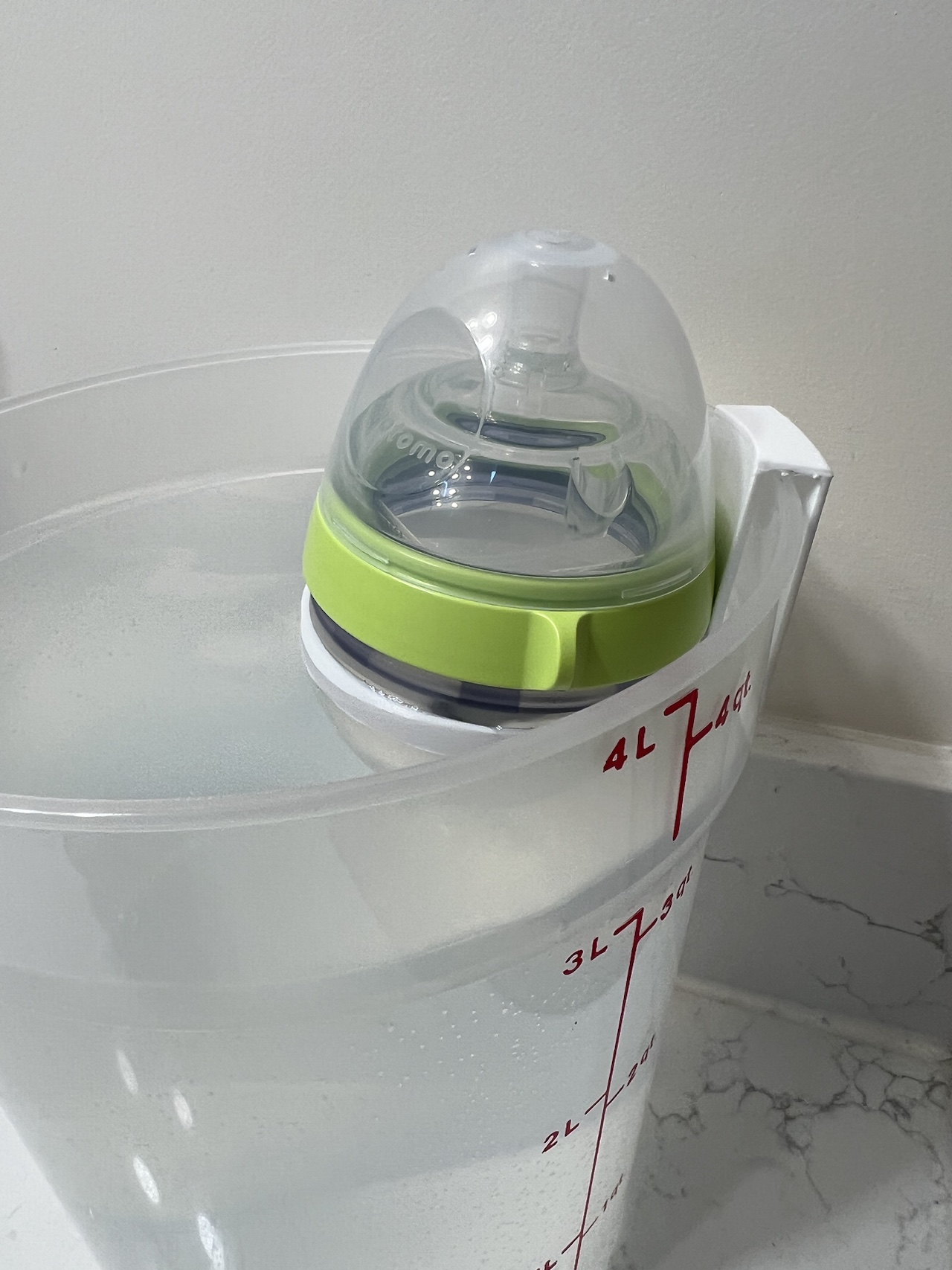 Comotomo Bottle Holder For Baby Bottle Warming Water Bath (with a Sousvide heater)