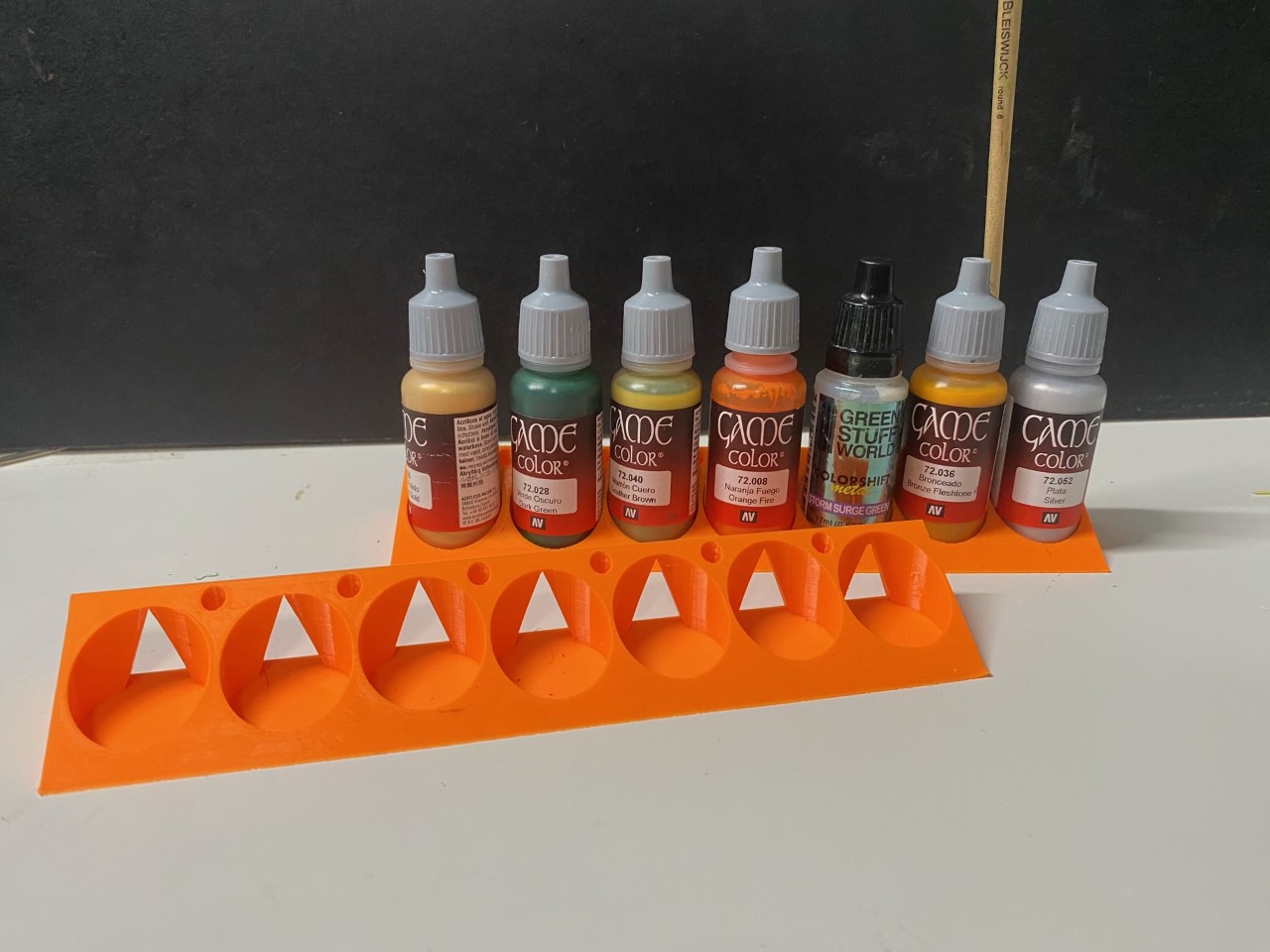 Paintholder with brushholder (vallejo, greenstuffworld)
