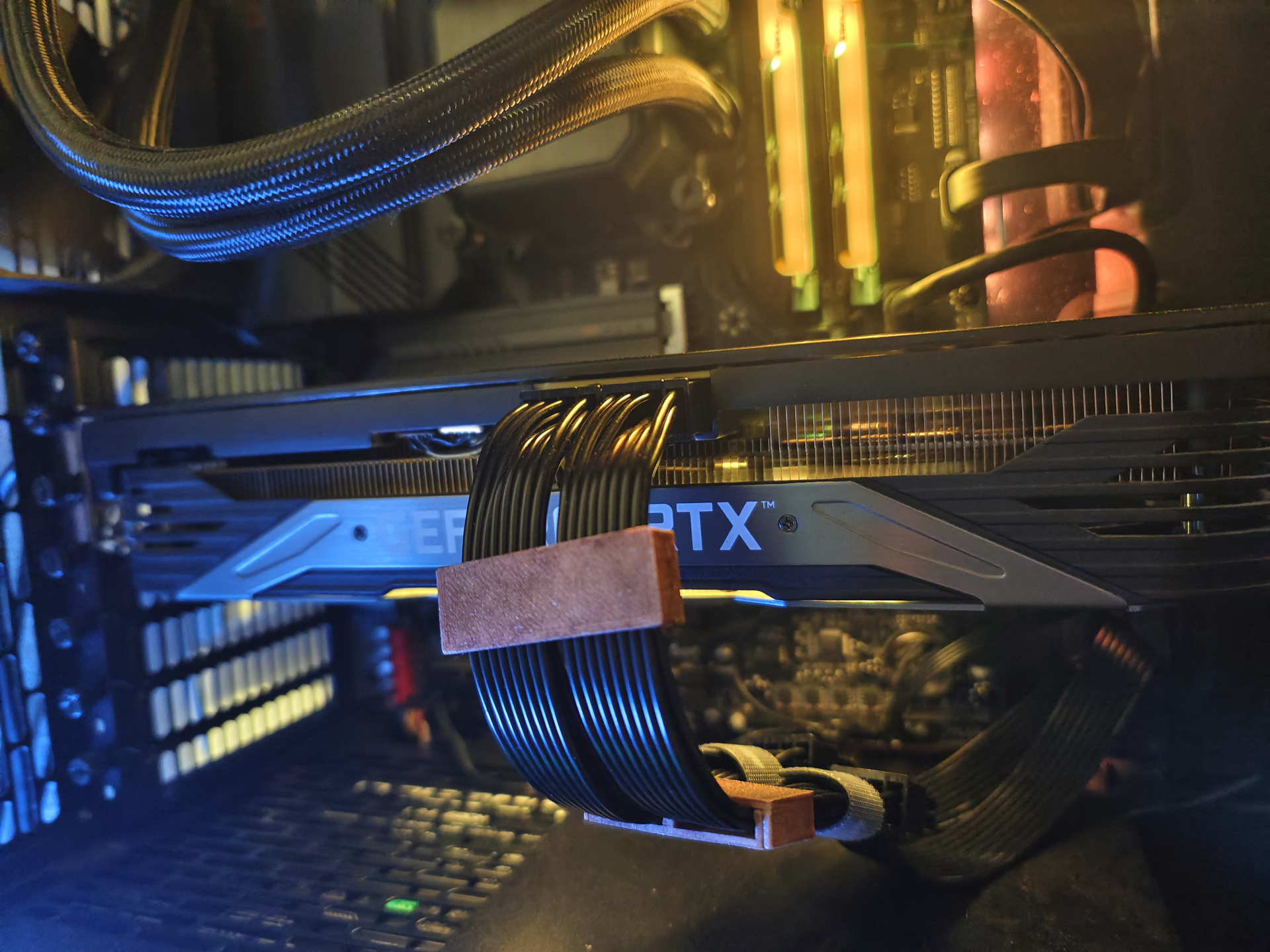 PCIE cable sleeve