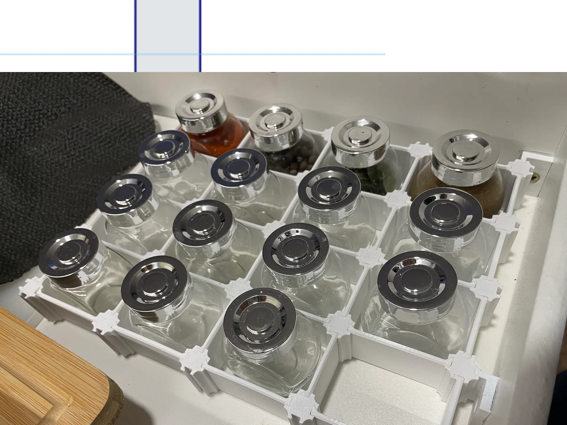 Organizer spice boxes in a drawer/organizér kořenek do šuplíku