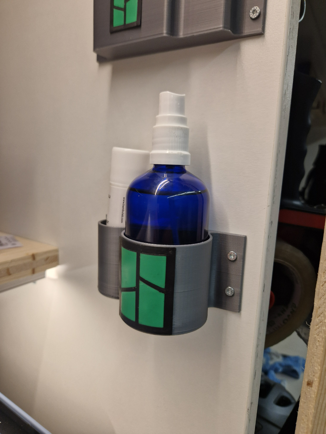Halter für Klebestift und Isopropanol