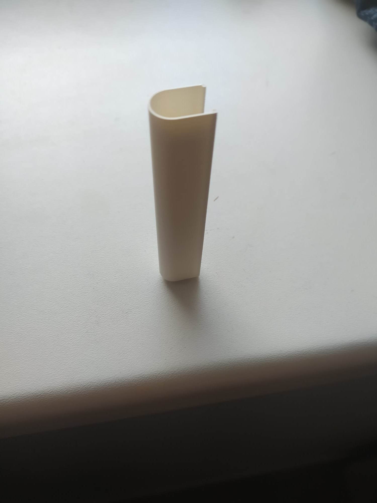 WINDOW LOWER HINGE COVER-KRYT SPODNÍHO PANTU U OKNA