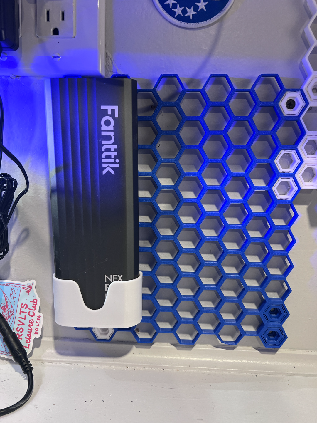 Fanttik NEX E1 Pro honeycomb wall holder