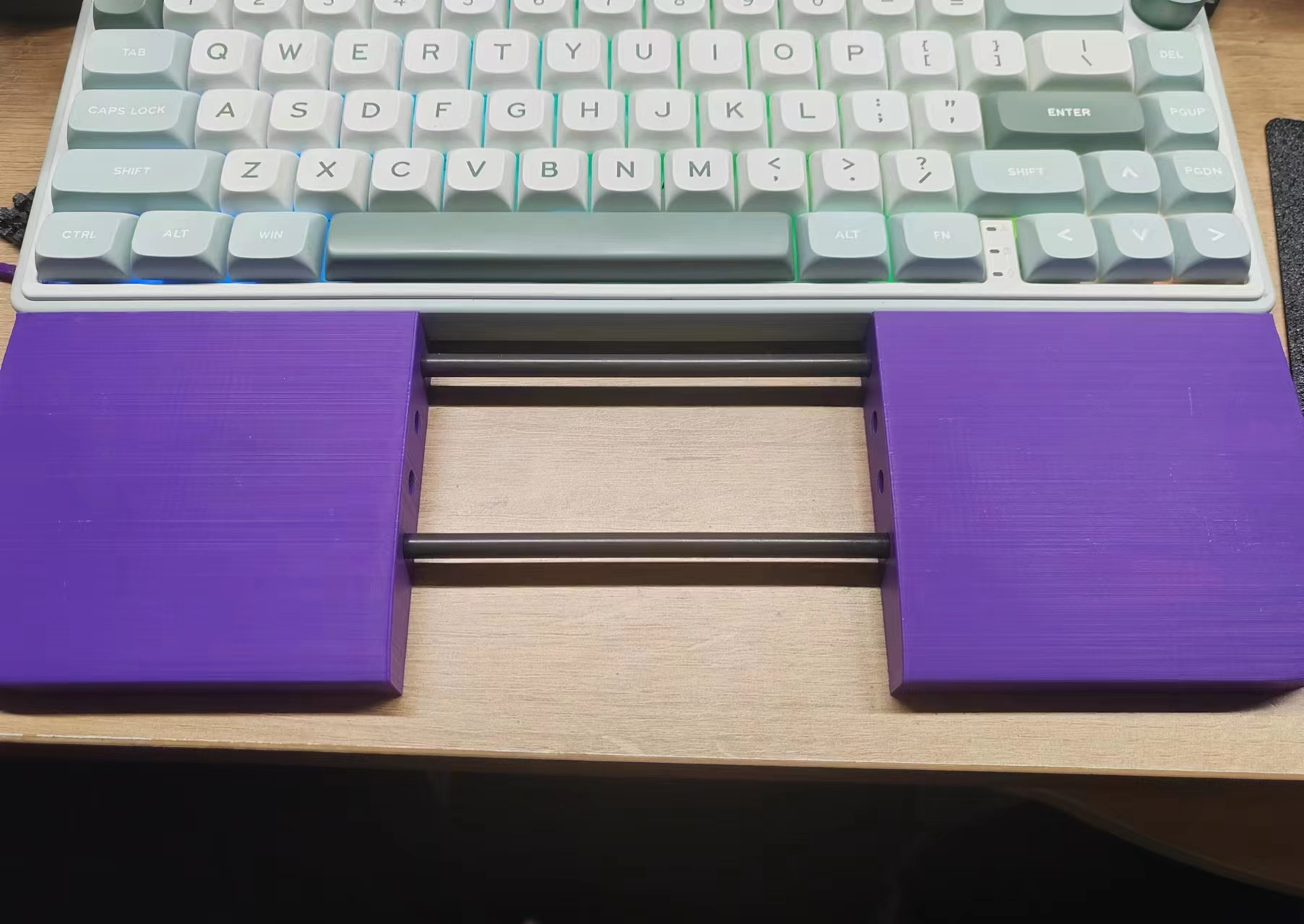 Keyboard wrist rest with customizable width