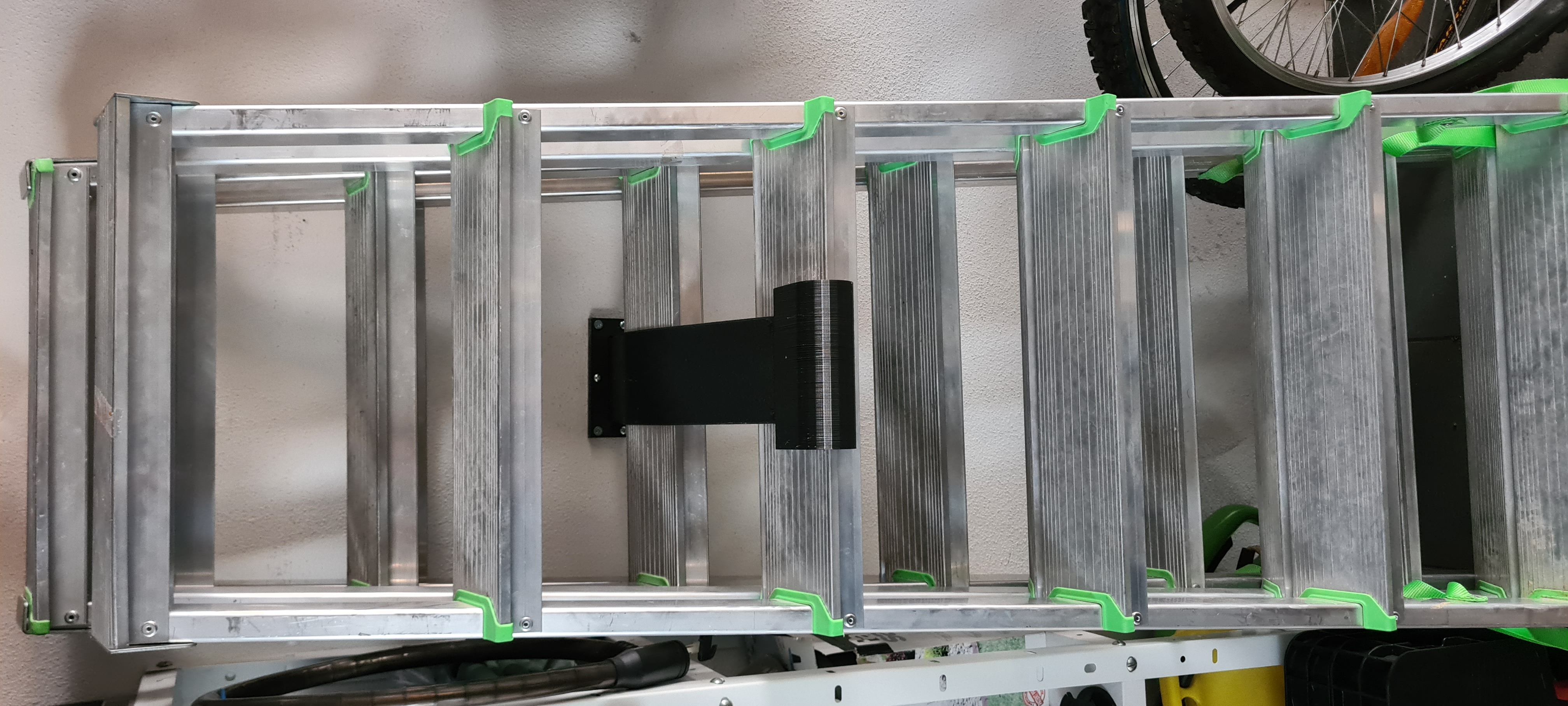 Flexibilný stenový držiak ( flexible wall bracket )
