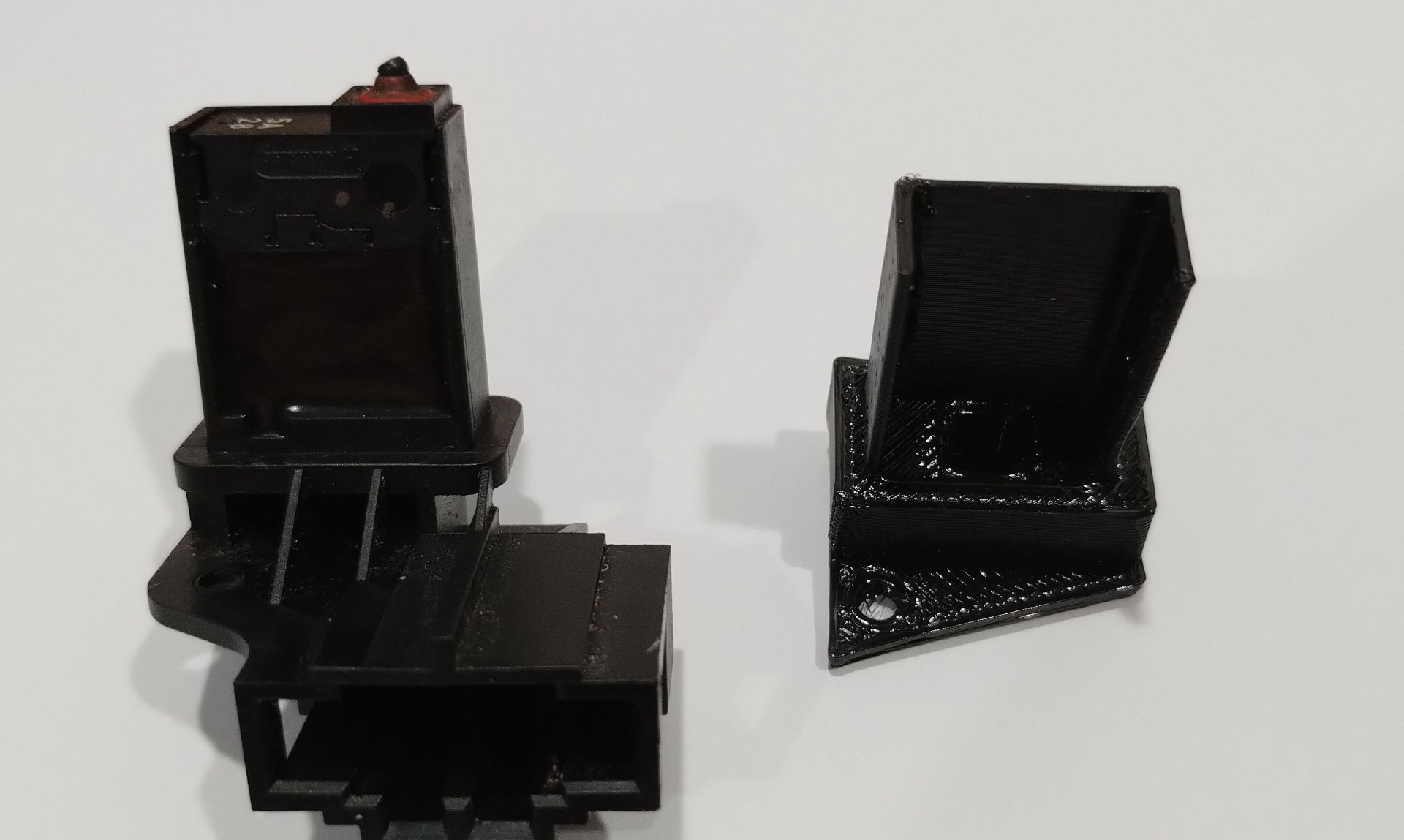 Vložka k vlepení mikrospínače pro vozy SEAT