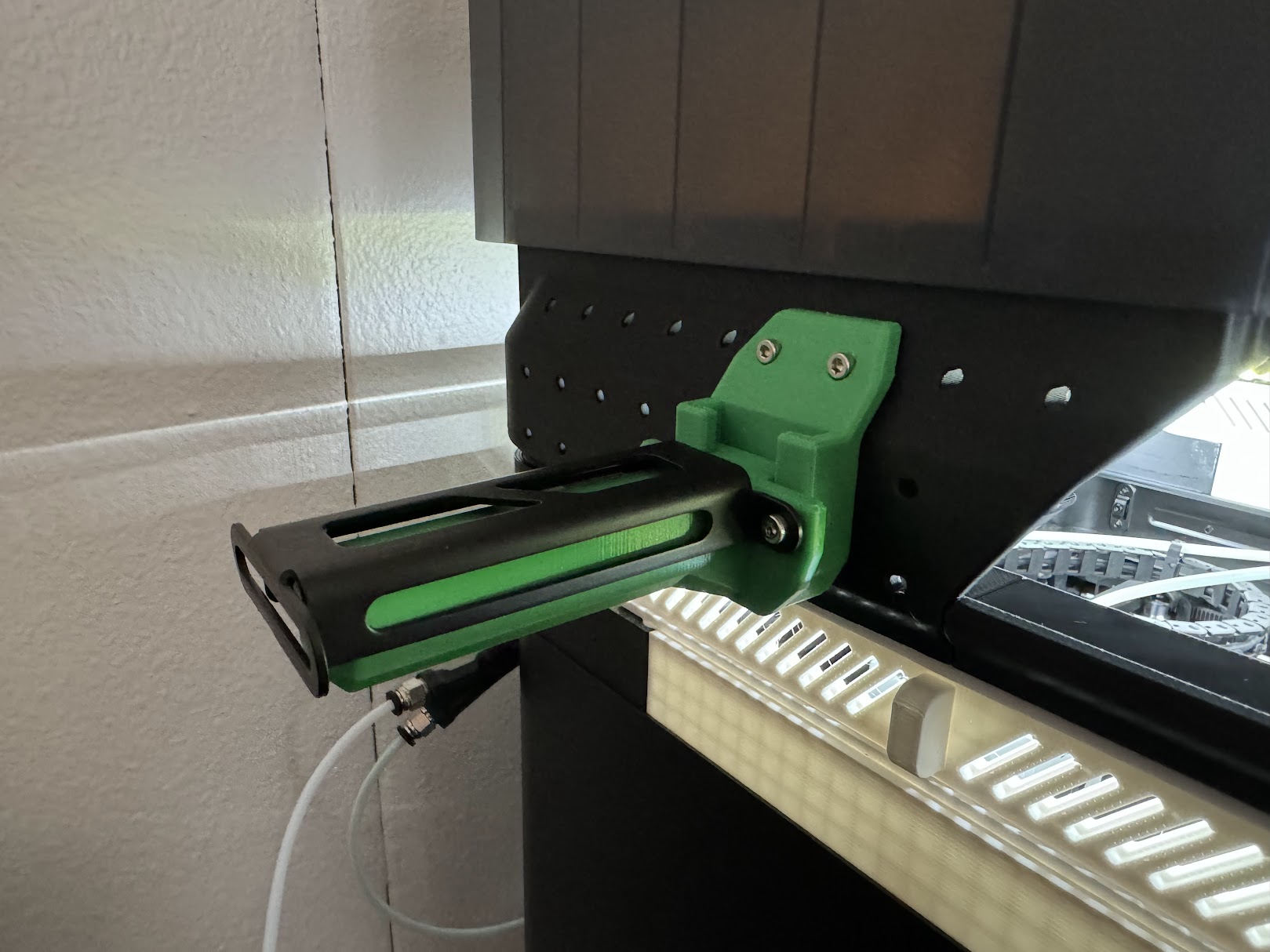 Detachable side spool holder for AMS riser