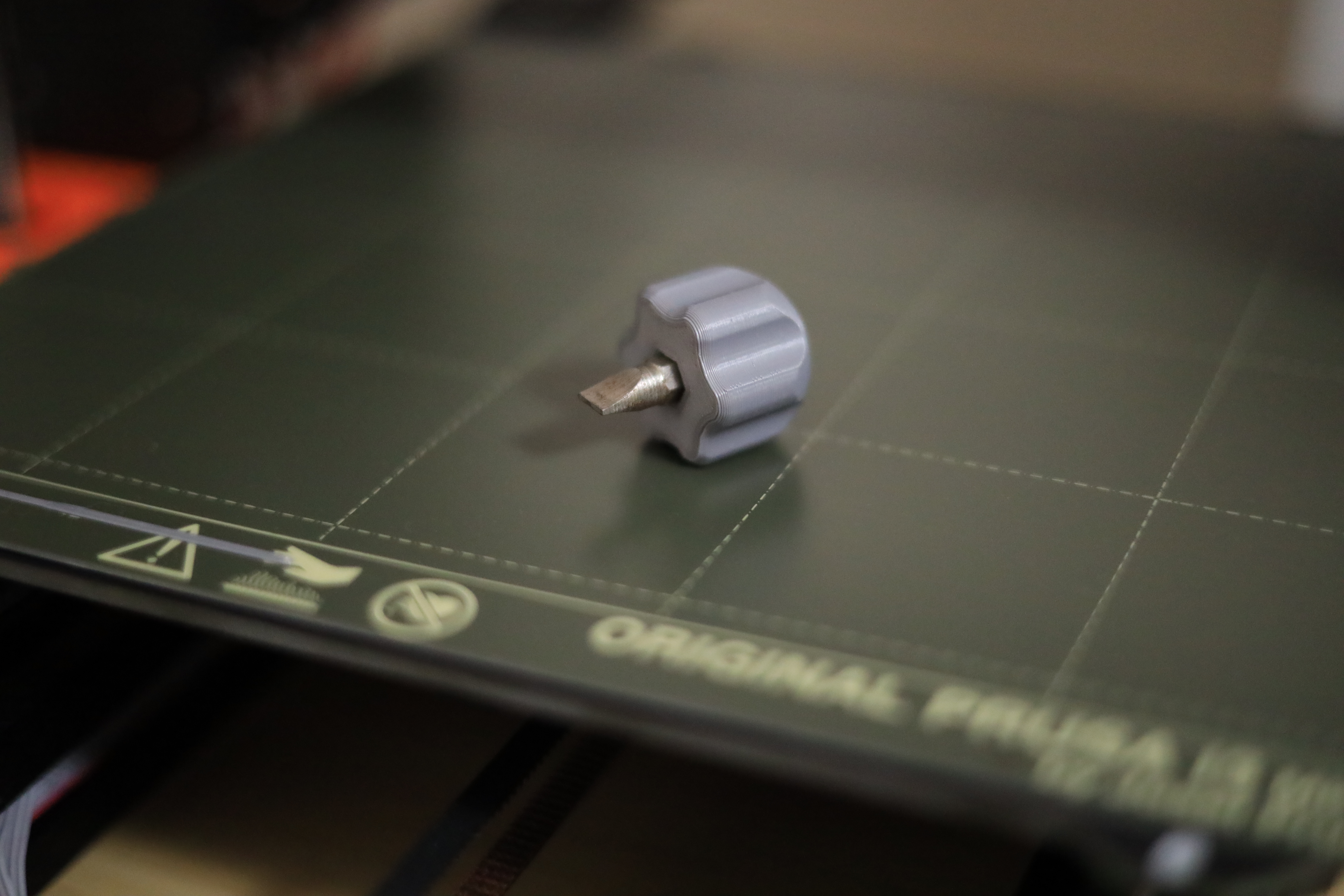 Short bit holder with grips