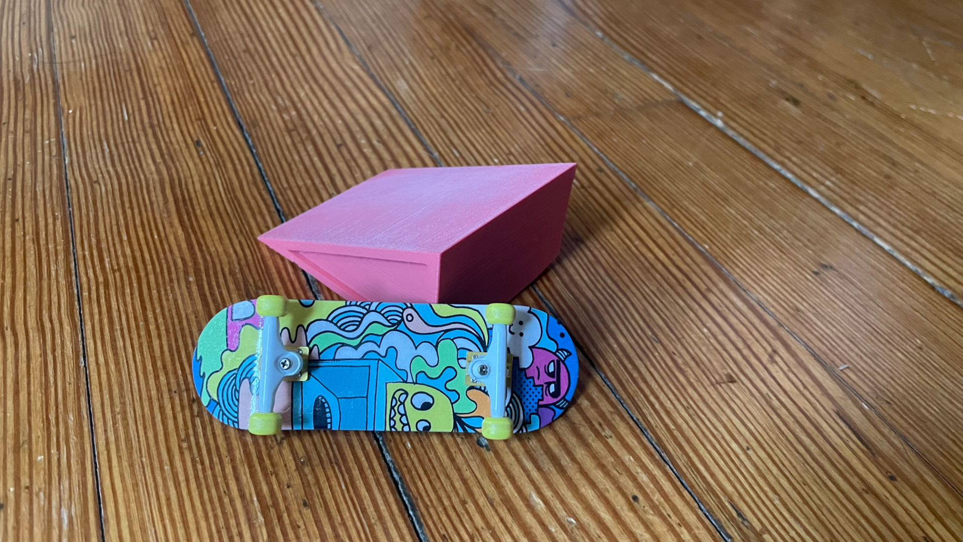 Fingerboard/finger snowboard kicker ramp