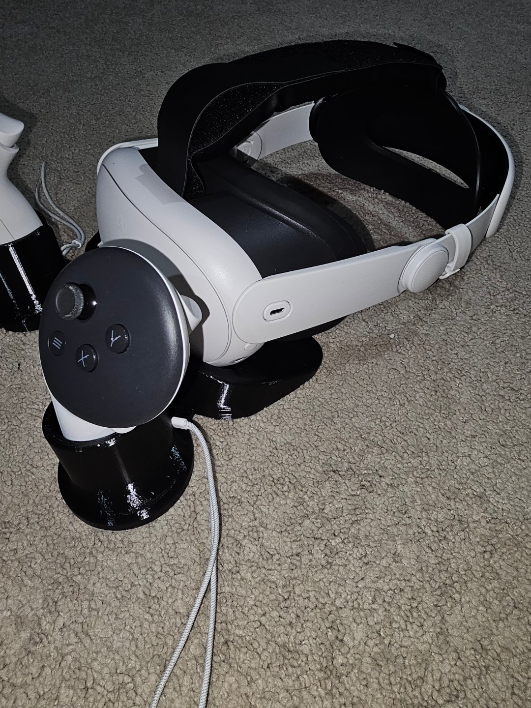Quest Stand with controller holder - no dust