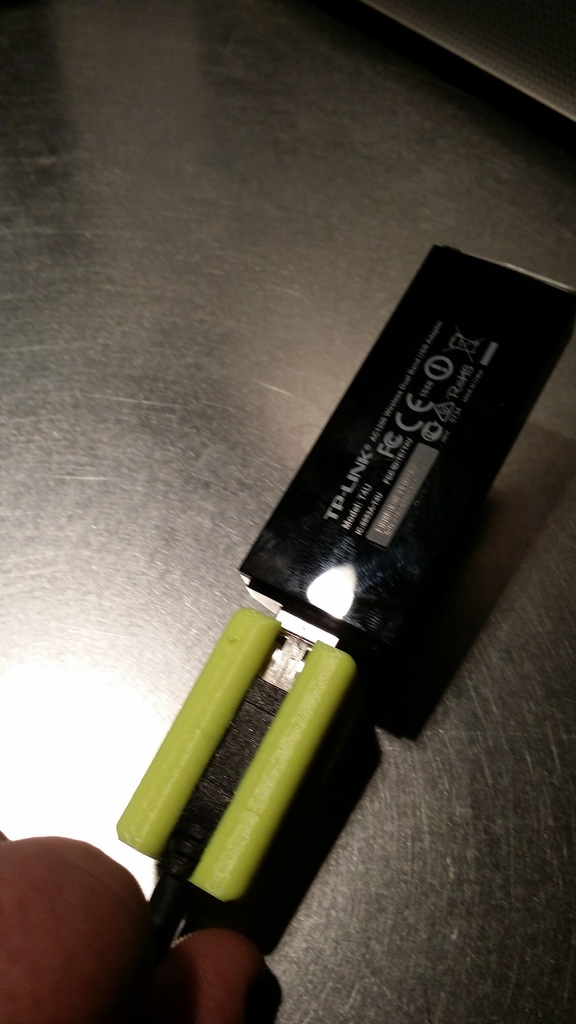 Usb cable holder for laptop screen