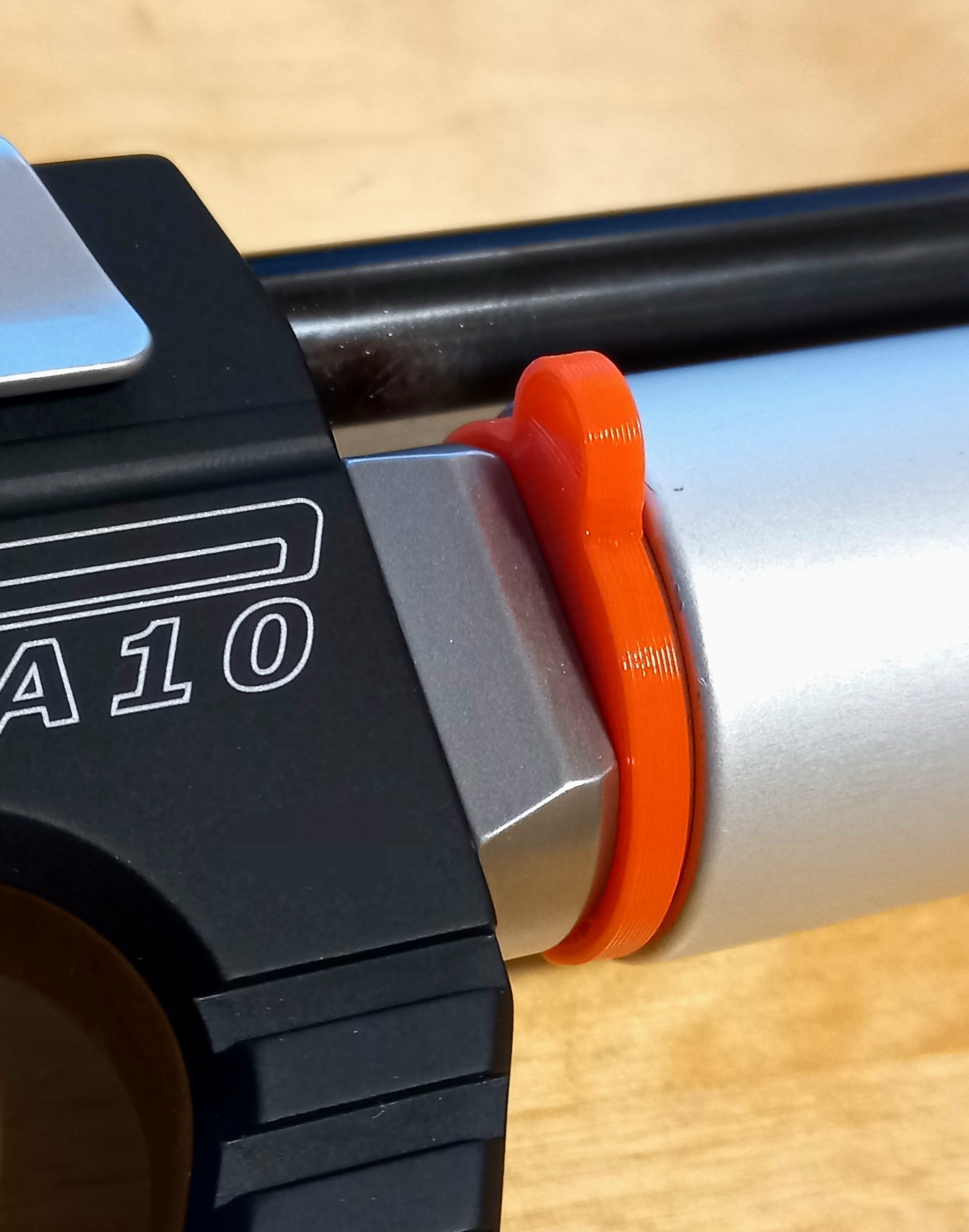 Distance disc compressed air cartridge airpistol