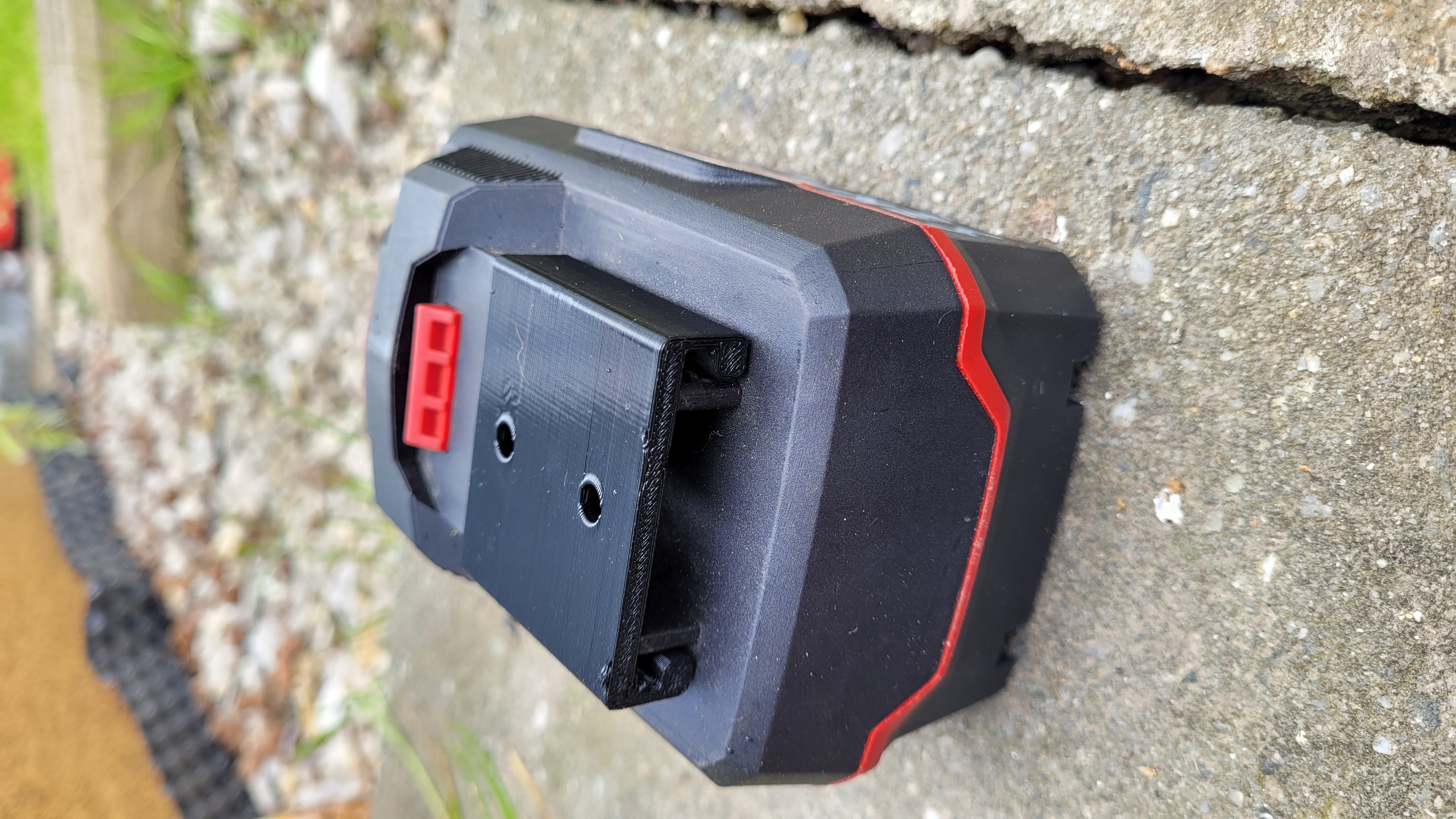 Simple parkside battery holder