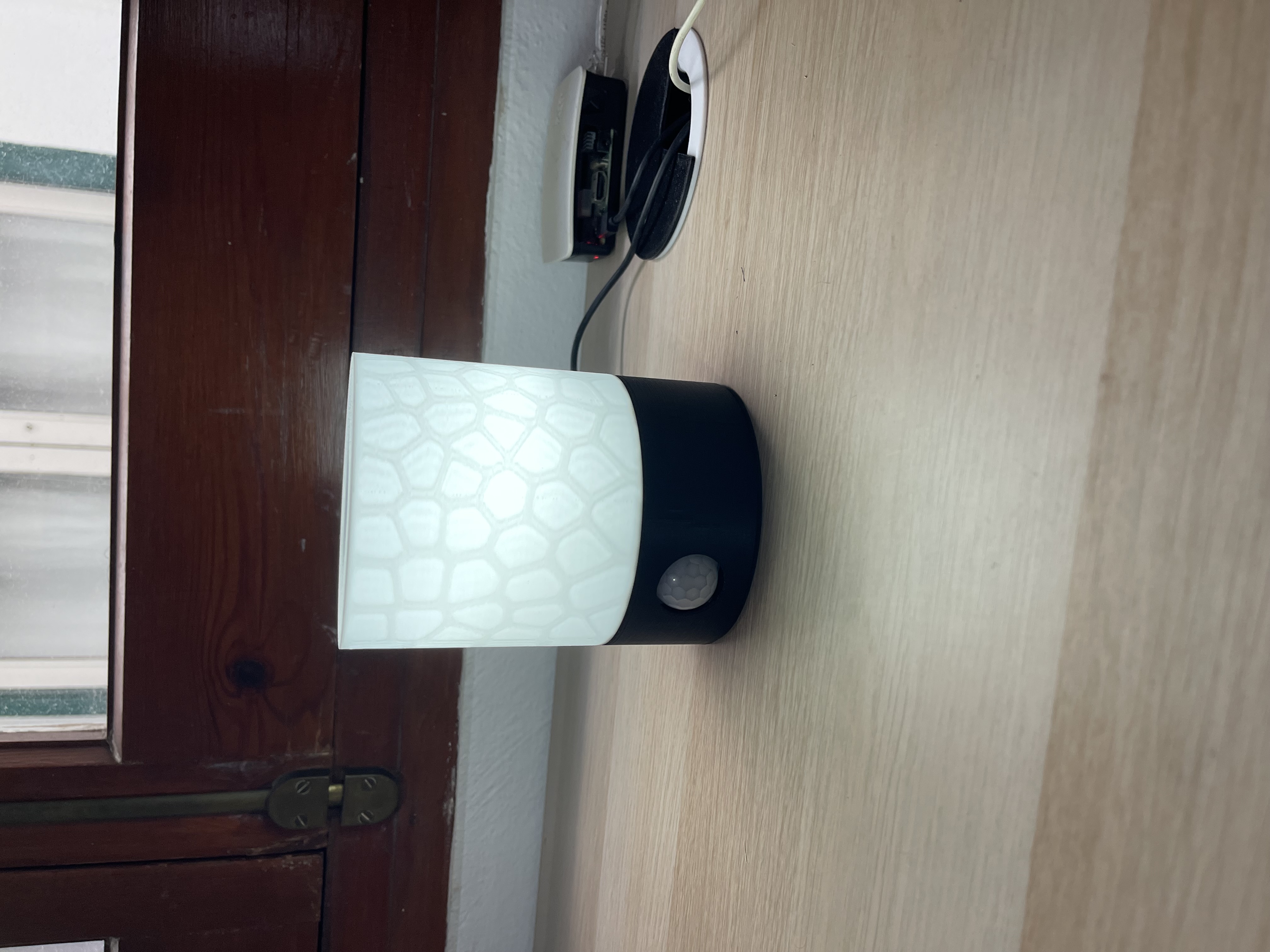 Night lamp with movement sensor