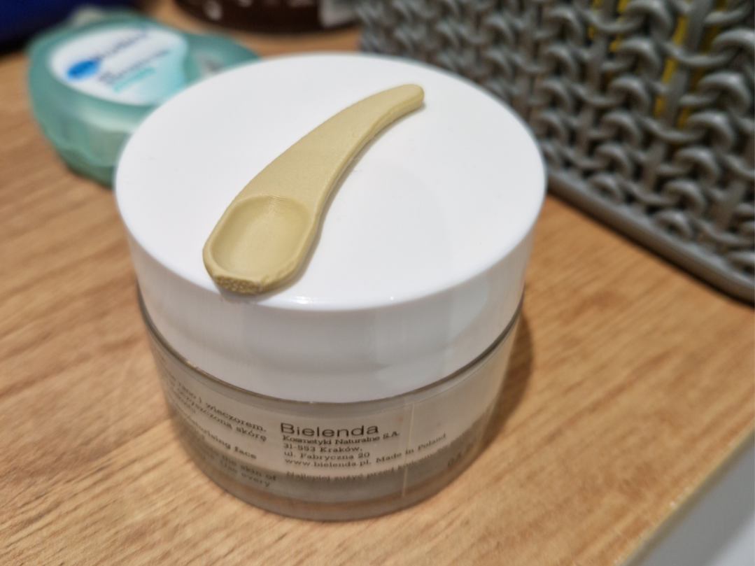 Hygienic cosmetic spatula