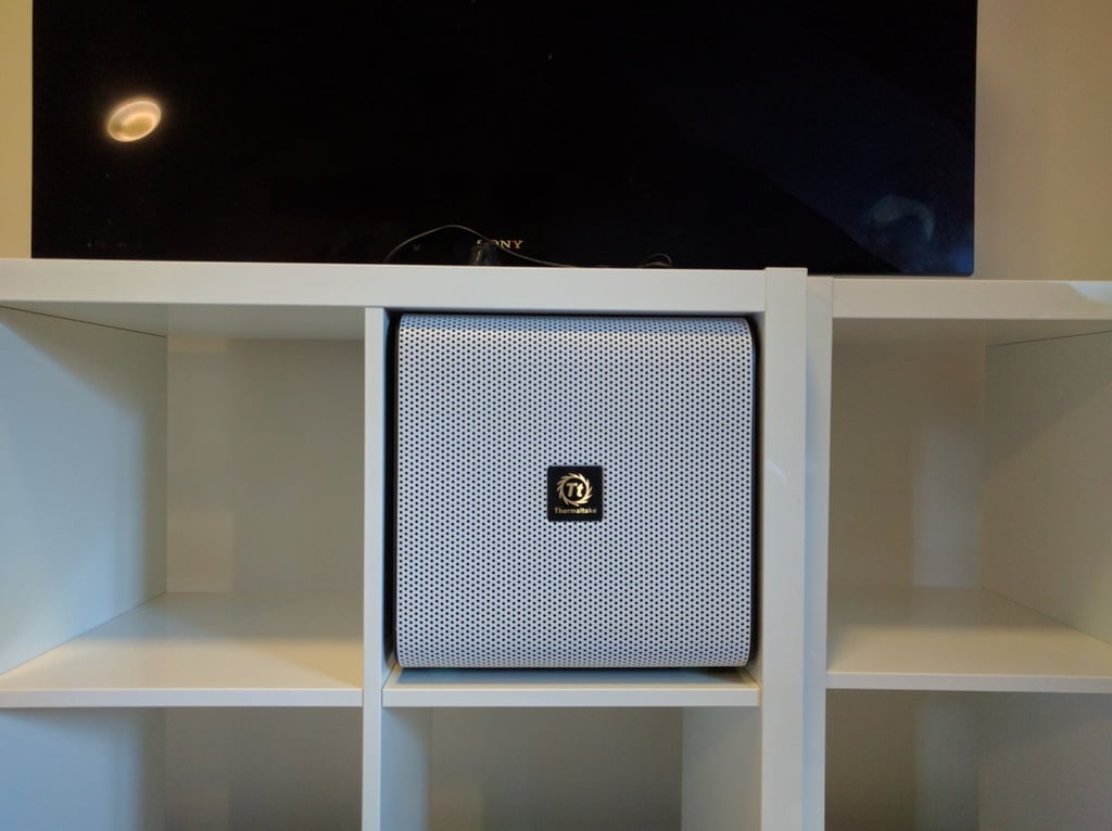 Thermaltake V21 short Ikea Kallax/Expedit feet