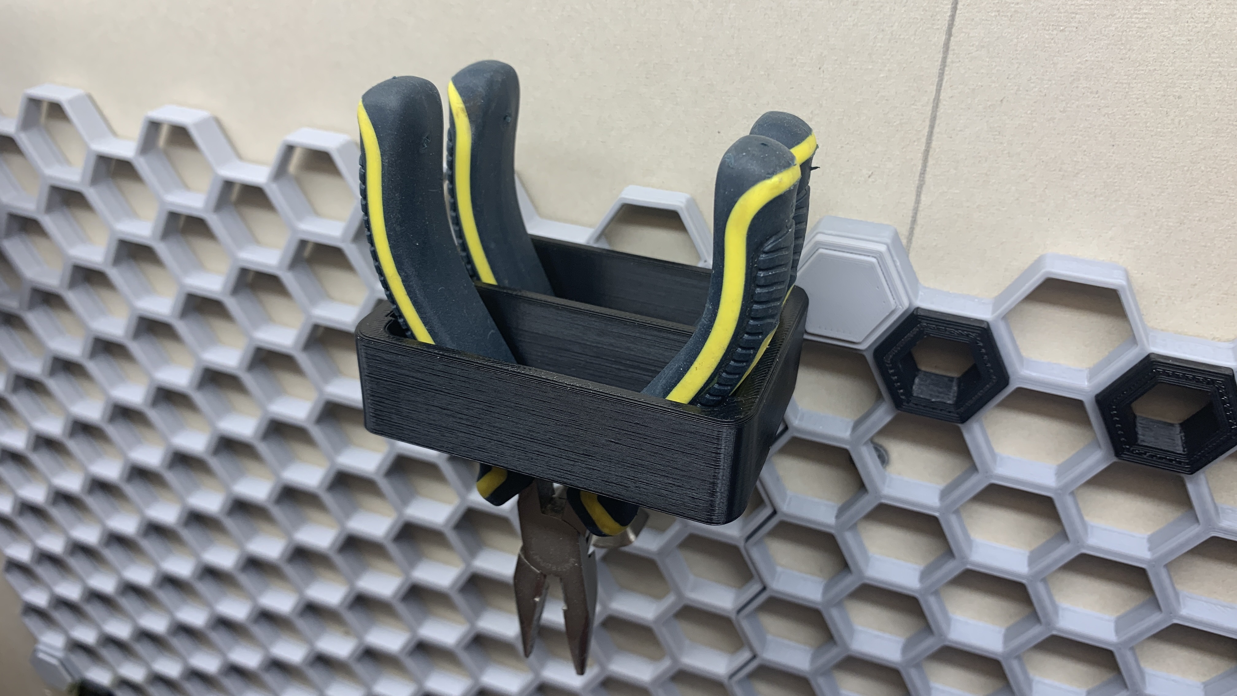 Honeycomb wall pliers holder (60mm x 20mm)