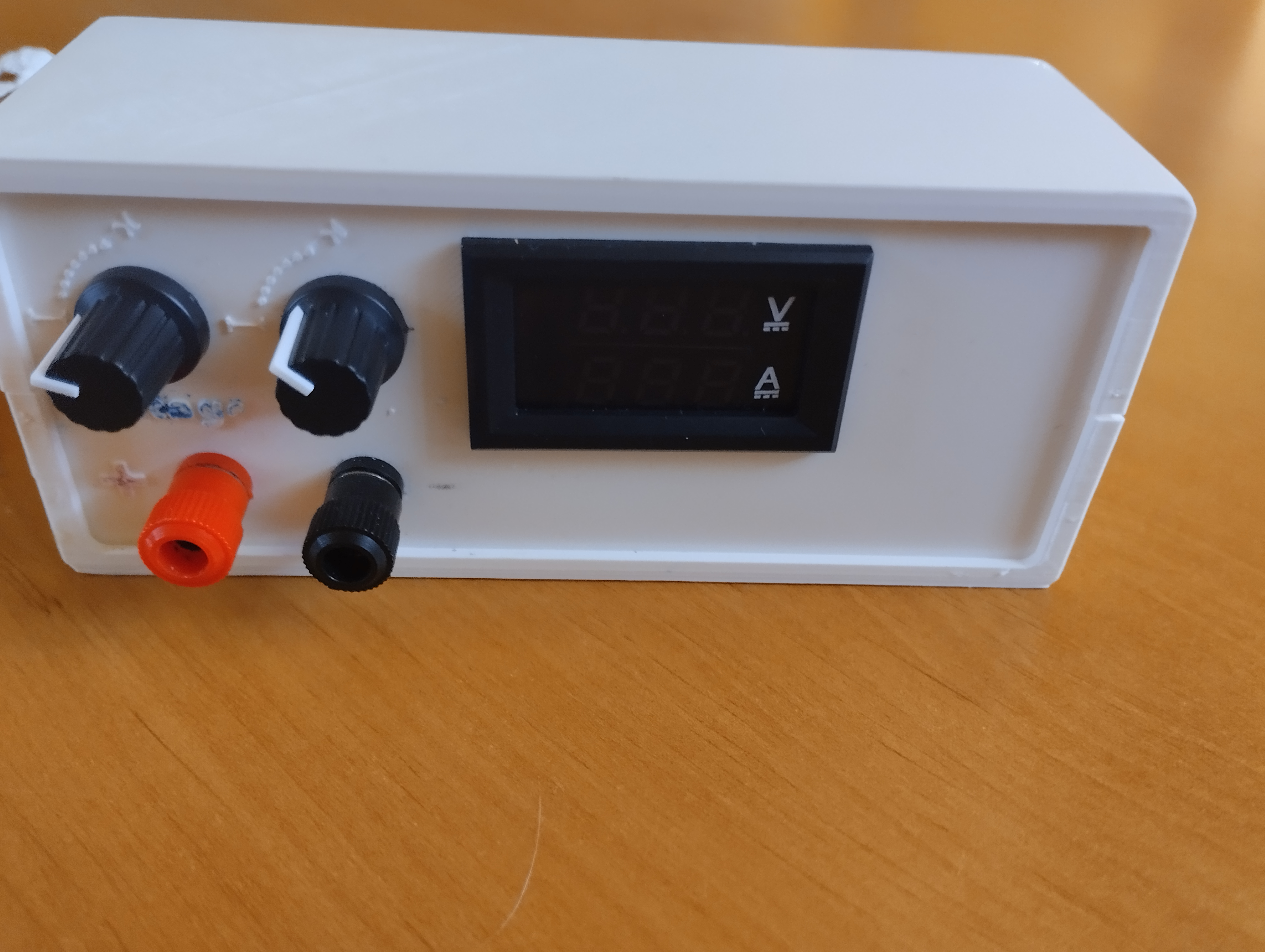 Bench lab regulatable power supply
