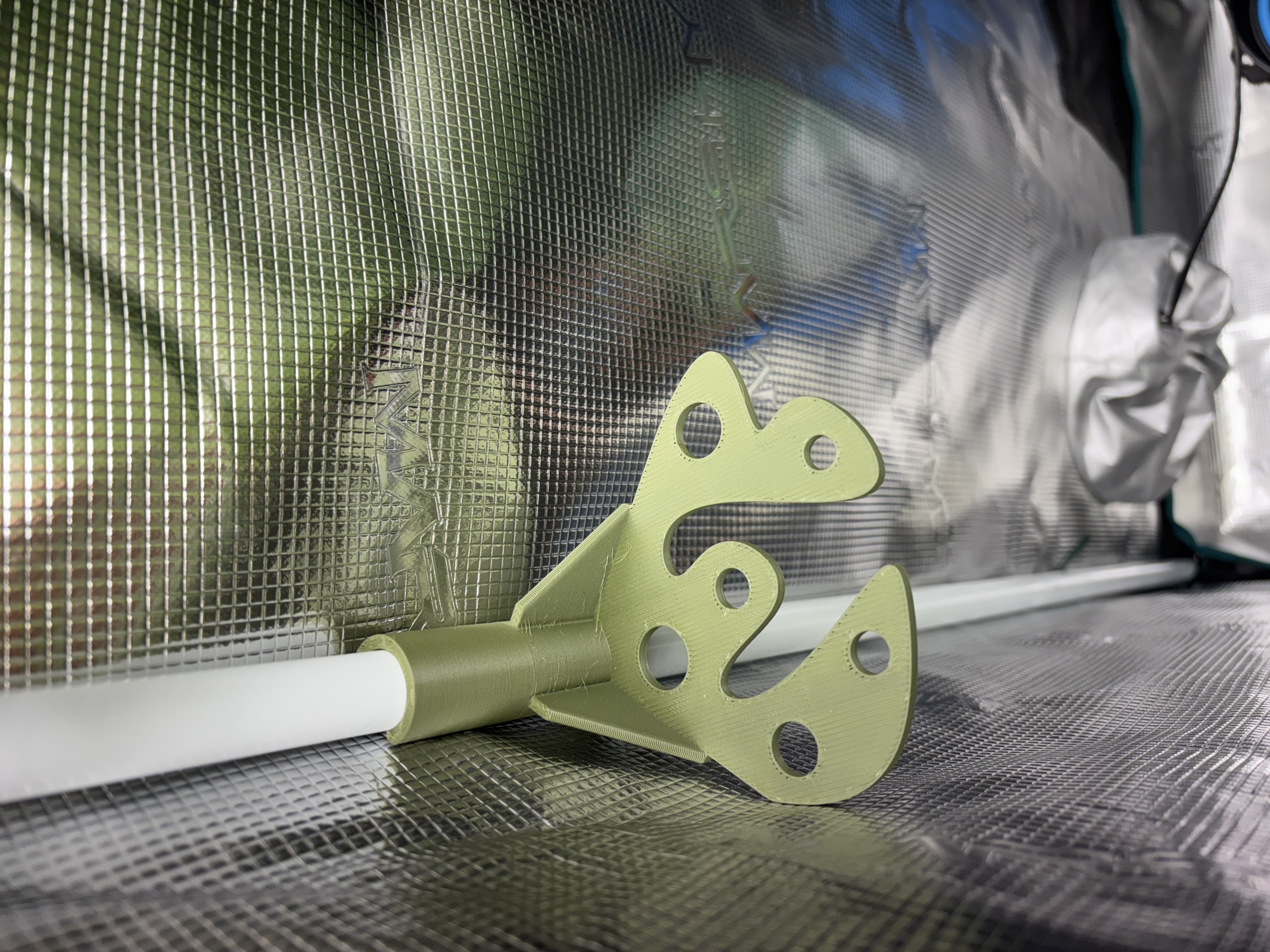 Corner shelf for 16mm grow tent