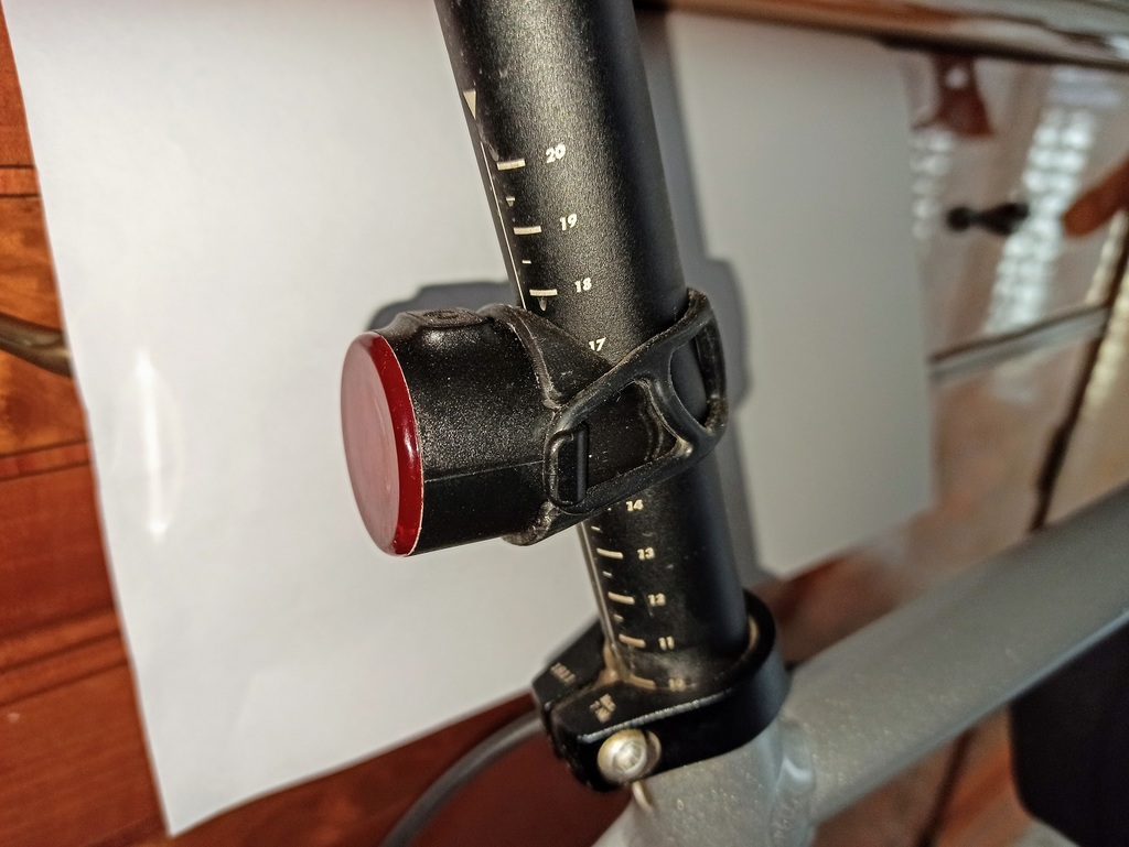 Perpendicular support bike rear light