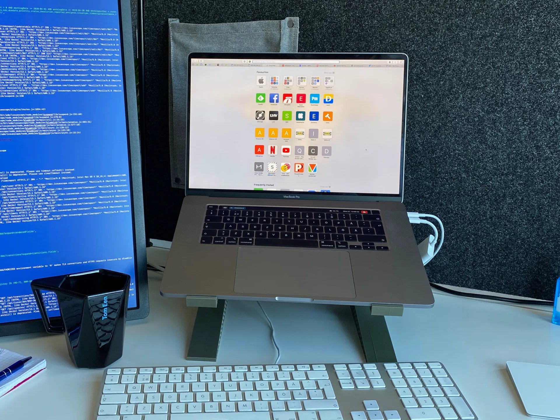Laptop stand