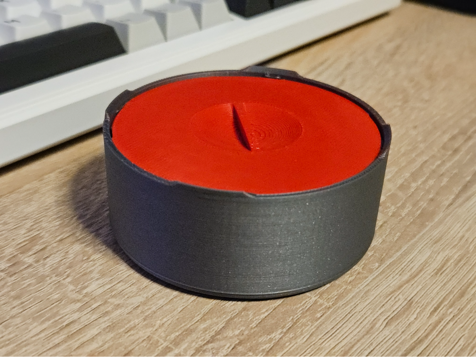 Stackable round box with lockable lid