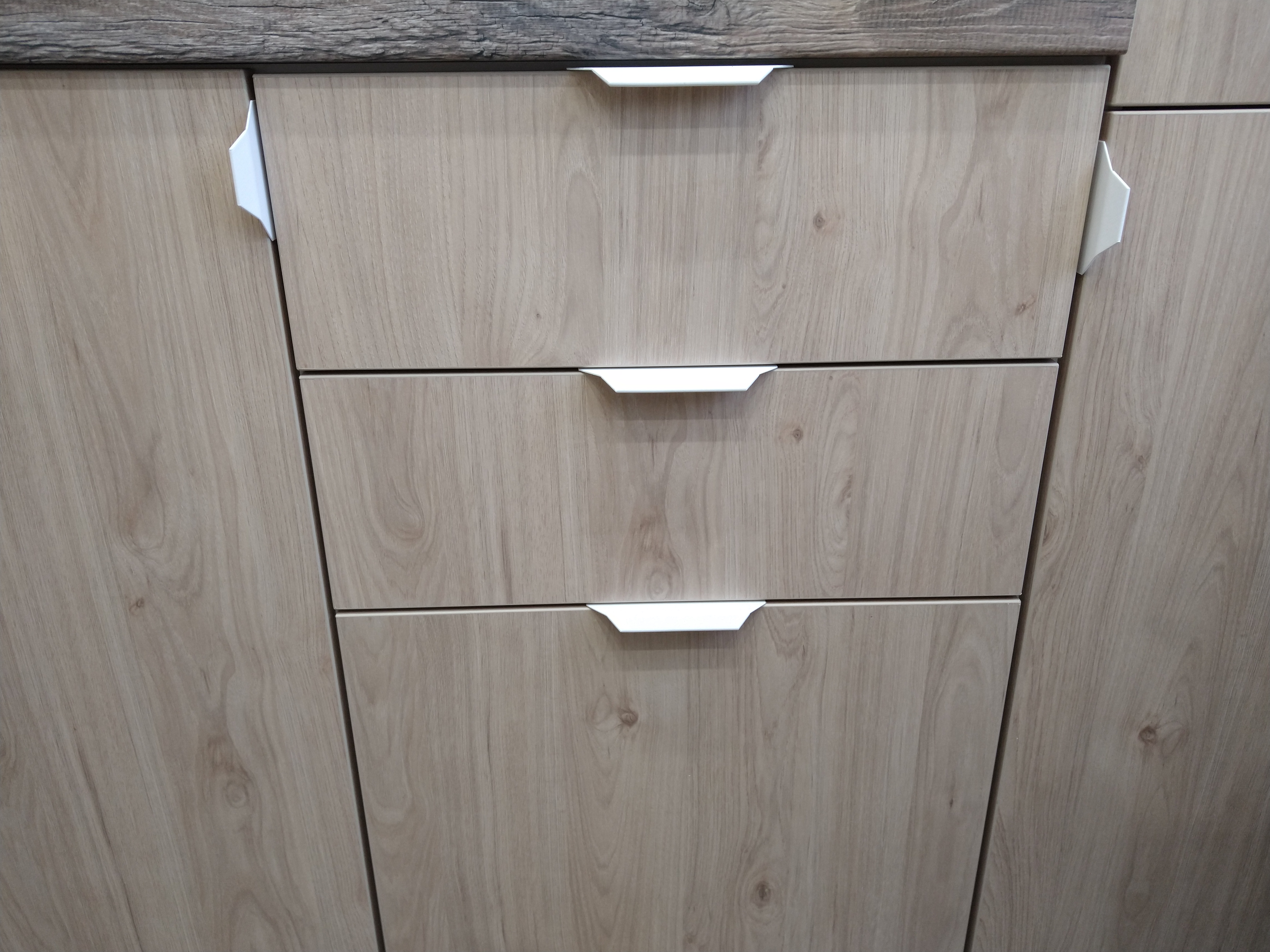 No drill door and drawer handles for 18mm panels