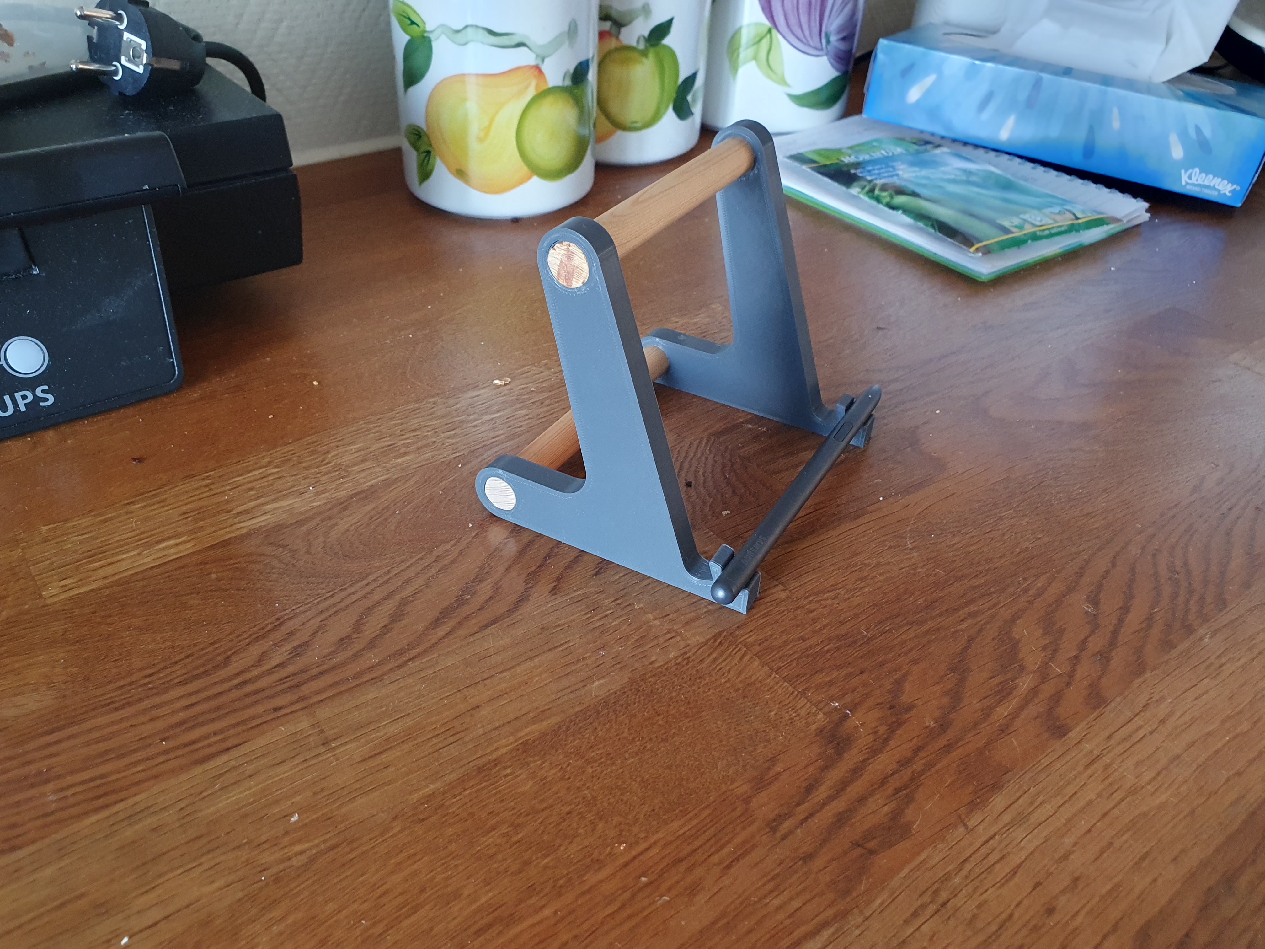 Tablet stand with pen holder