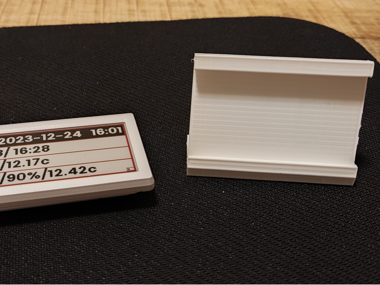 2.9 Inch (2.9" ) epaper display/tag holder.