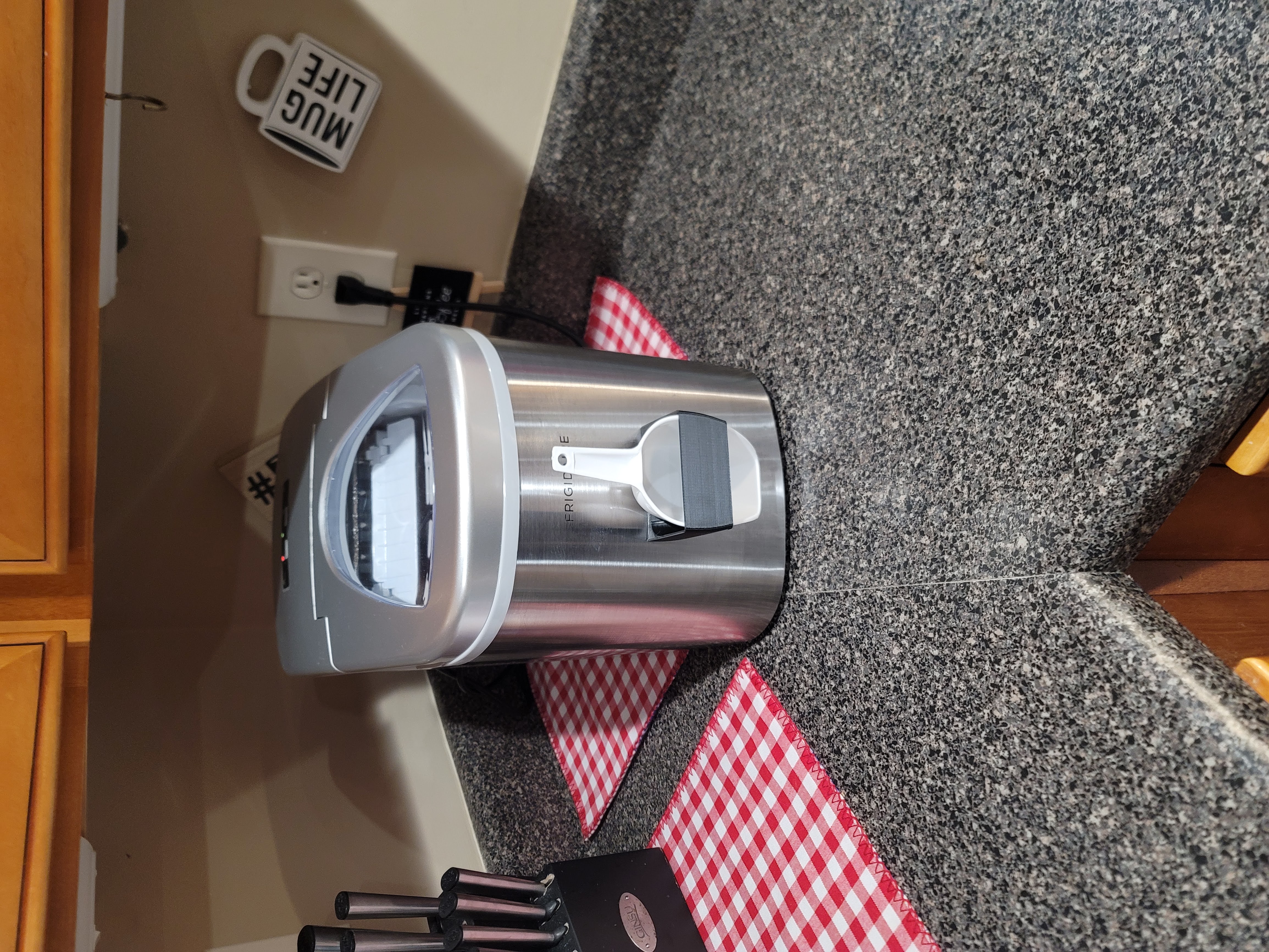 Ice maker scooper