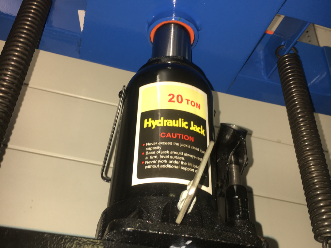 Centering circle for hydraulic press