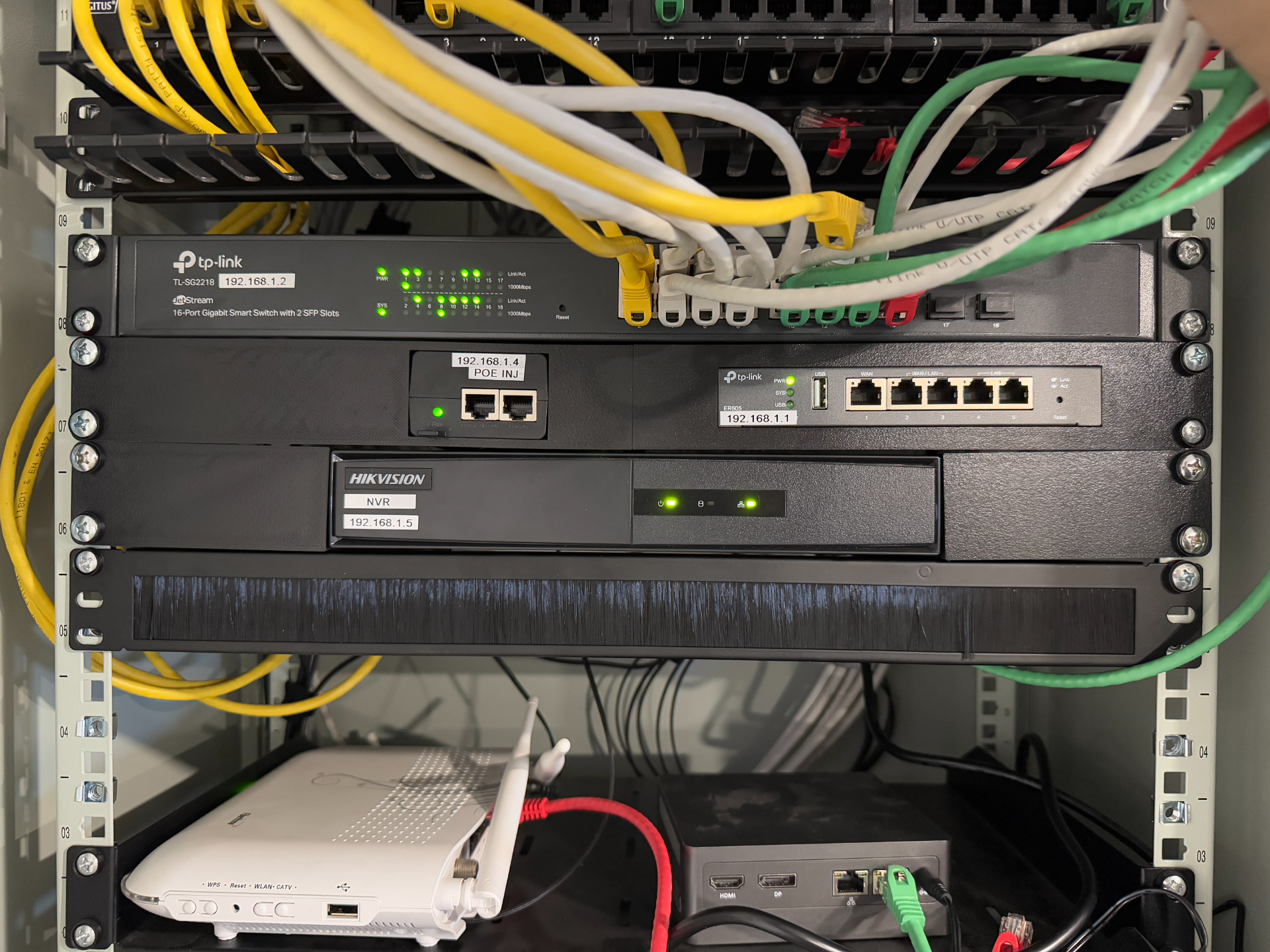 TP-LINK TL-ER605 + TL-POE160S Rack mount