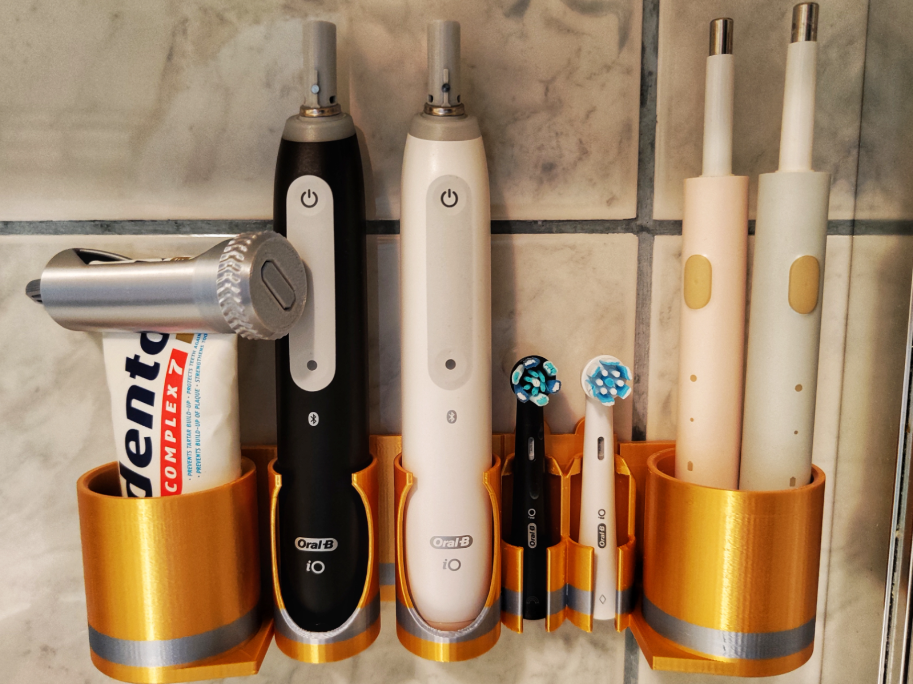 ORAL-B IO stand for 2 toothbrush and 2 toothpaste