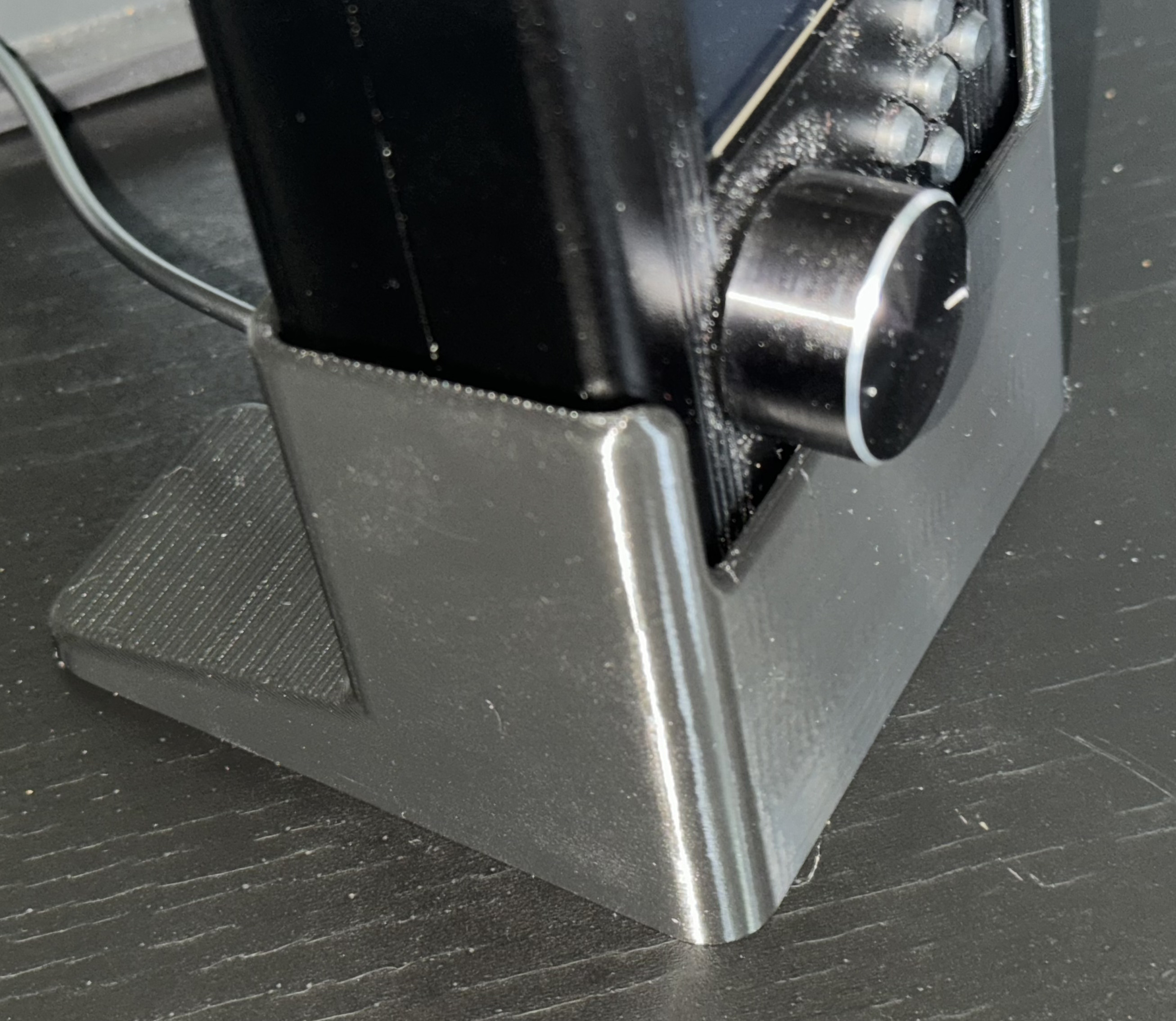 HackRF One & PortaPackH2 stand + slot for charging