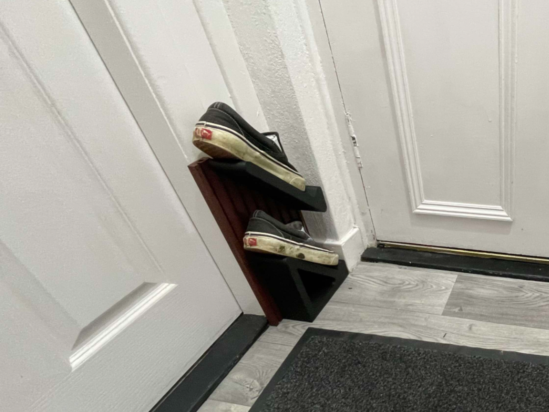 Tight-Space Scalable Shoe rack