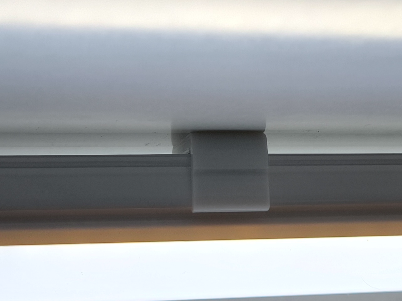 Fluorescent tube clip