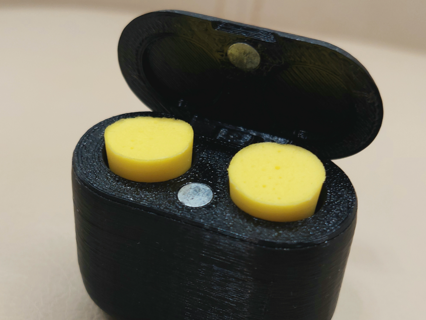 Earplug case with automatic ejection