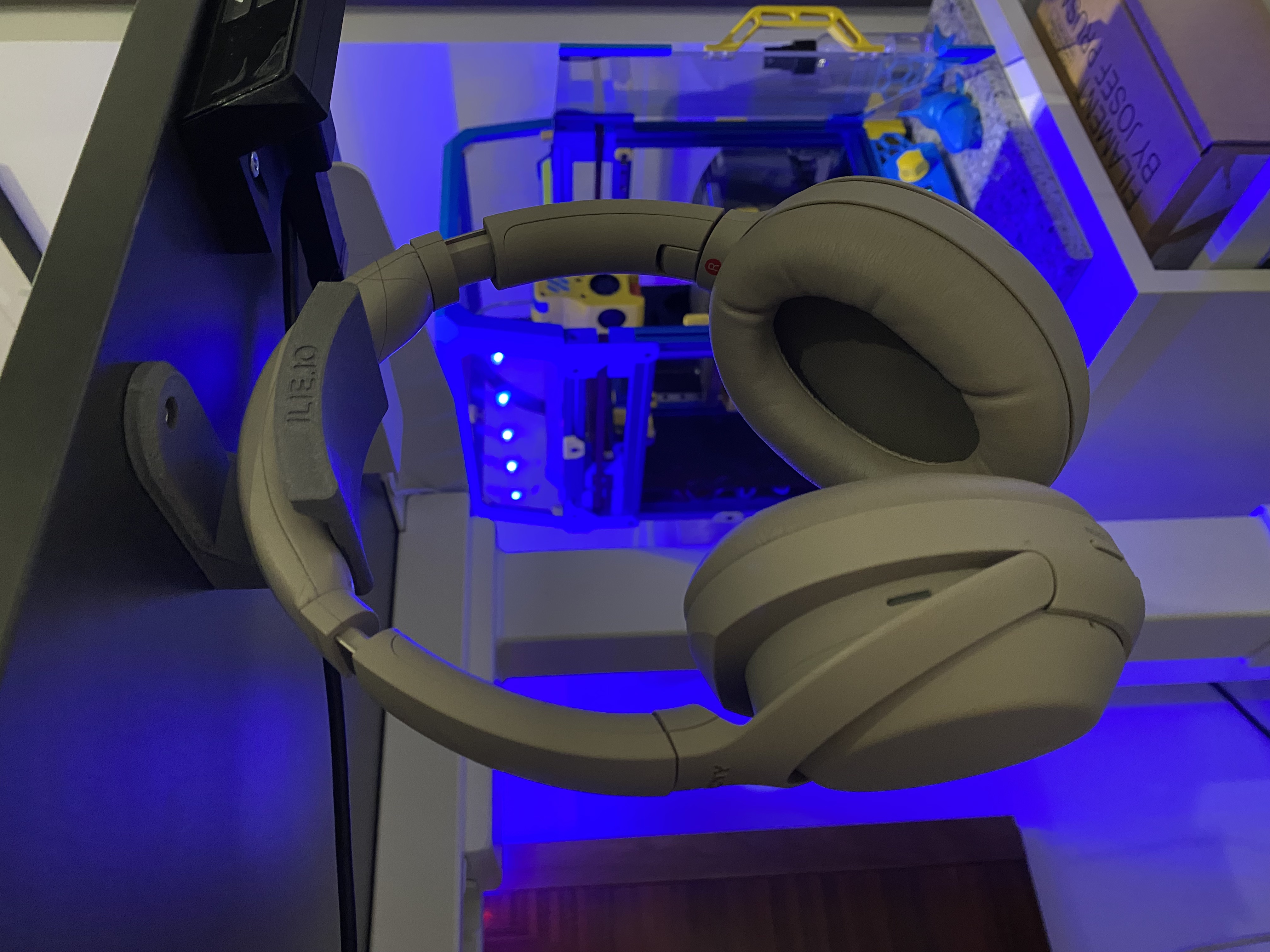 Headphones Hanger - Under desk, screw mounted
