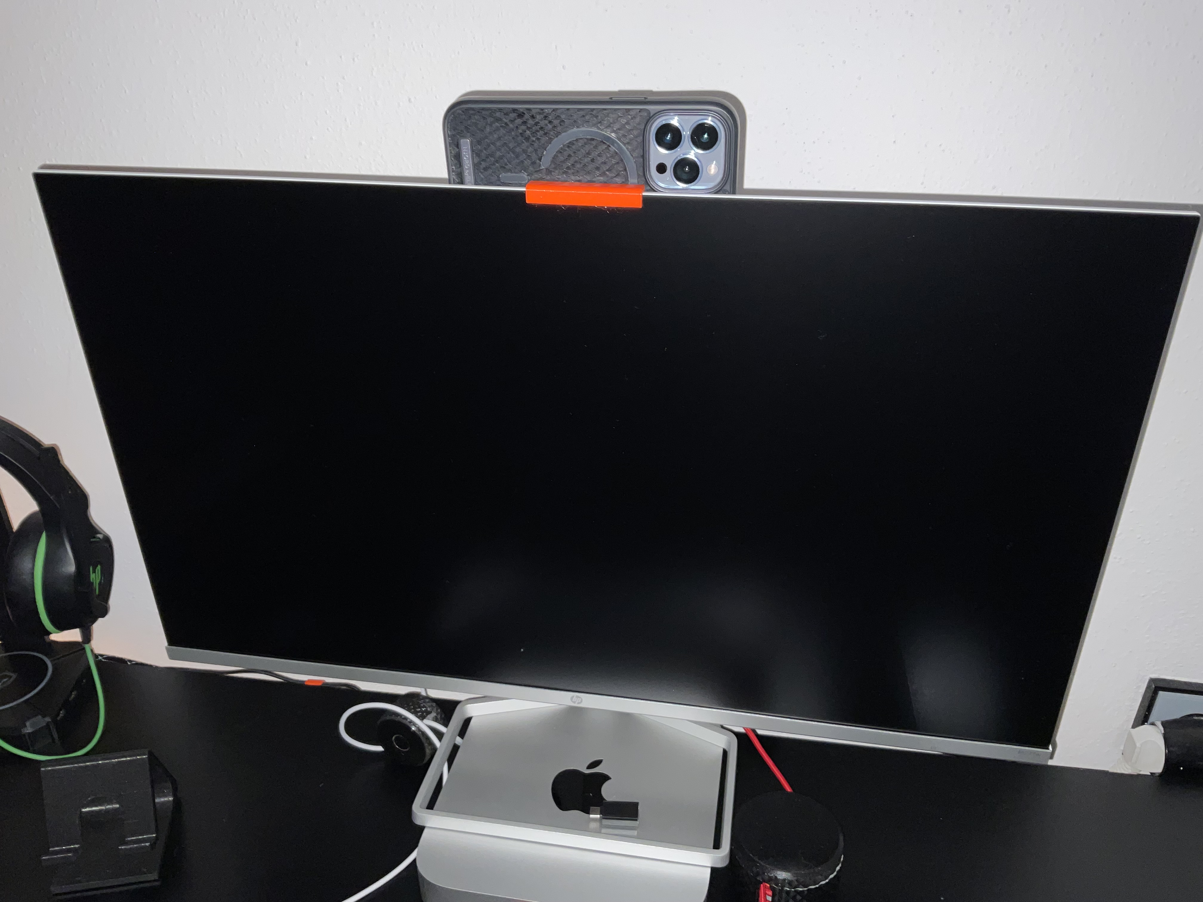 Continuity Camera iPhone 13 Pro holder
