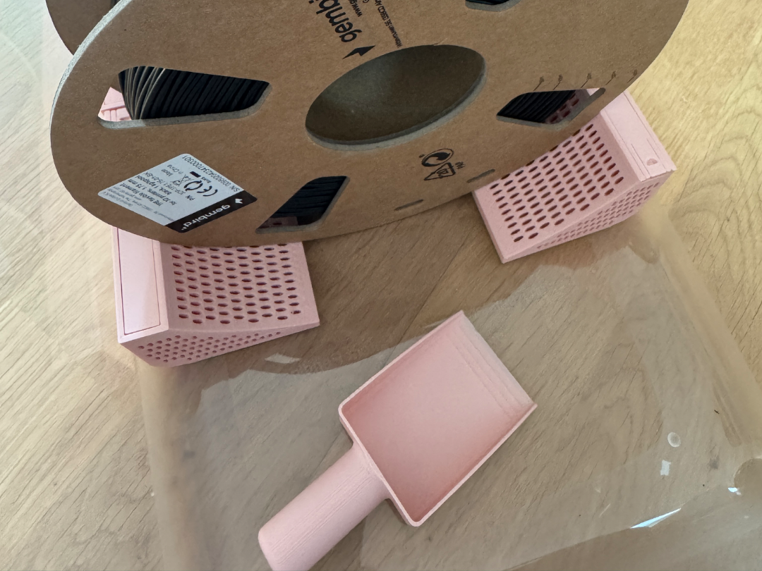 Universal silica gel container with shovel