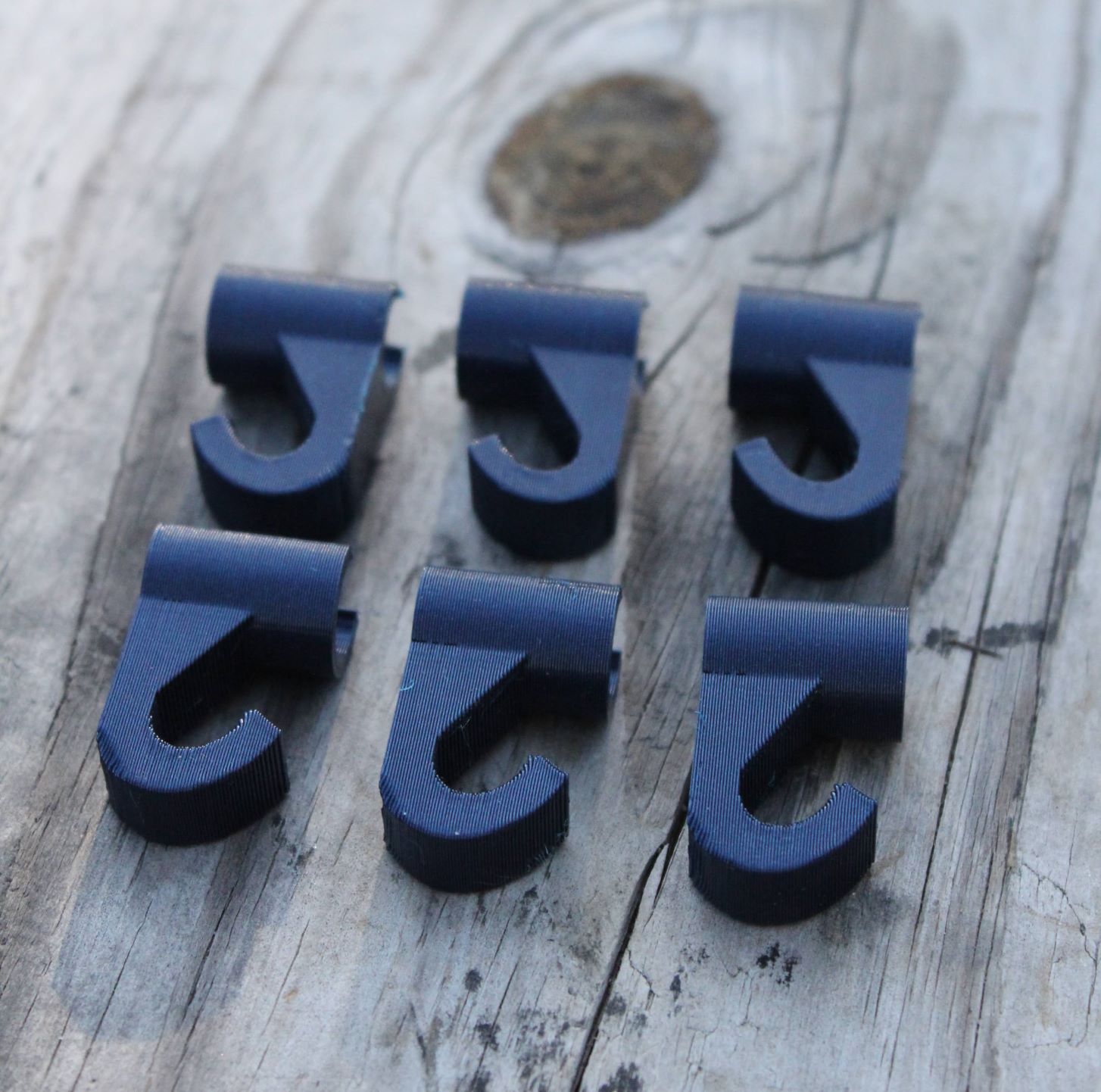 Clam tent pole hook