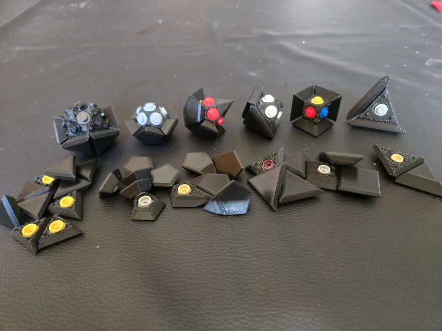 Polyhedral dice with removable faces