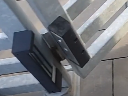 Attaching the electromagnet (320kg) to the gate
