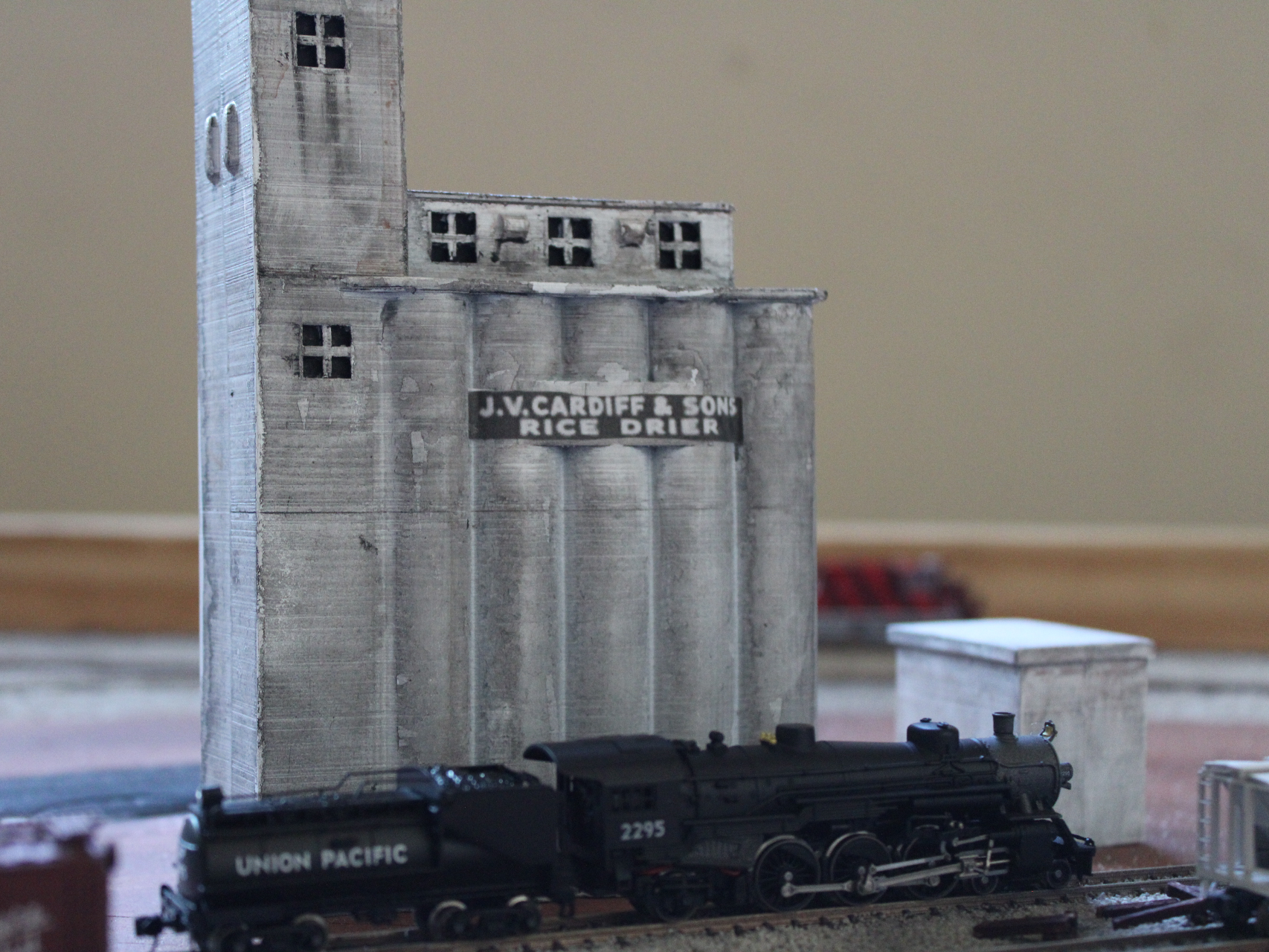 Rice dryer/grain silo for any size model railroad