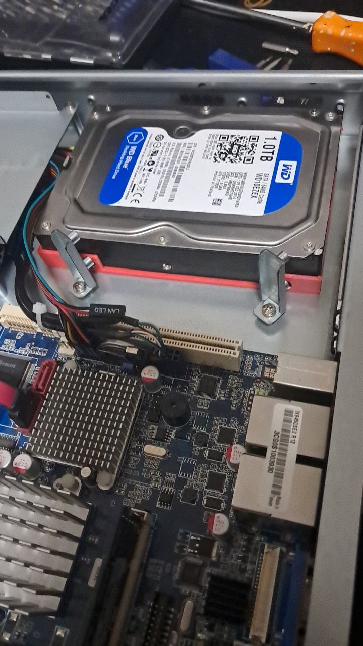 Hard Disk 3.5 Cage for a cheap rack 1U