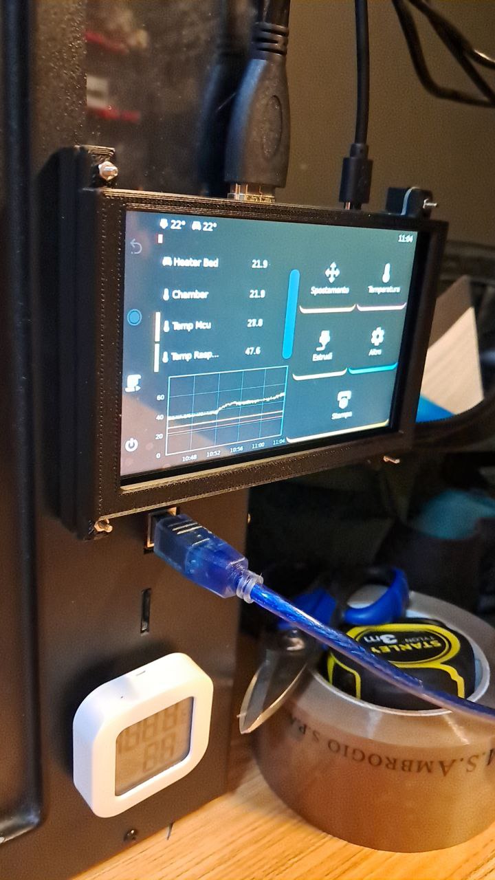 magnetic case for a generic 5'' hdmi touch display