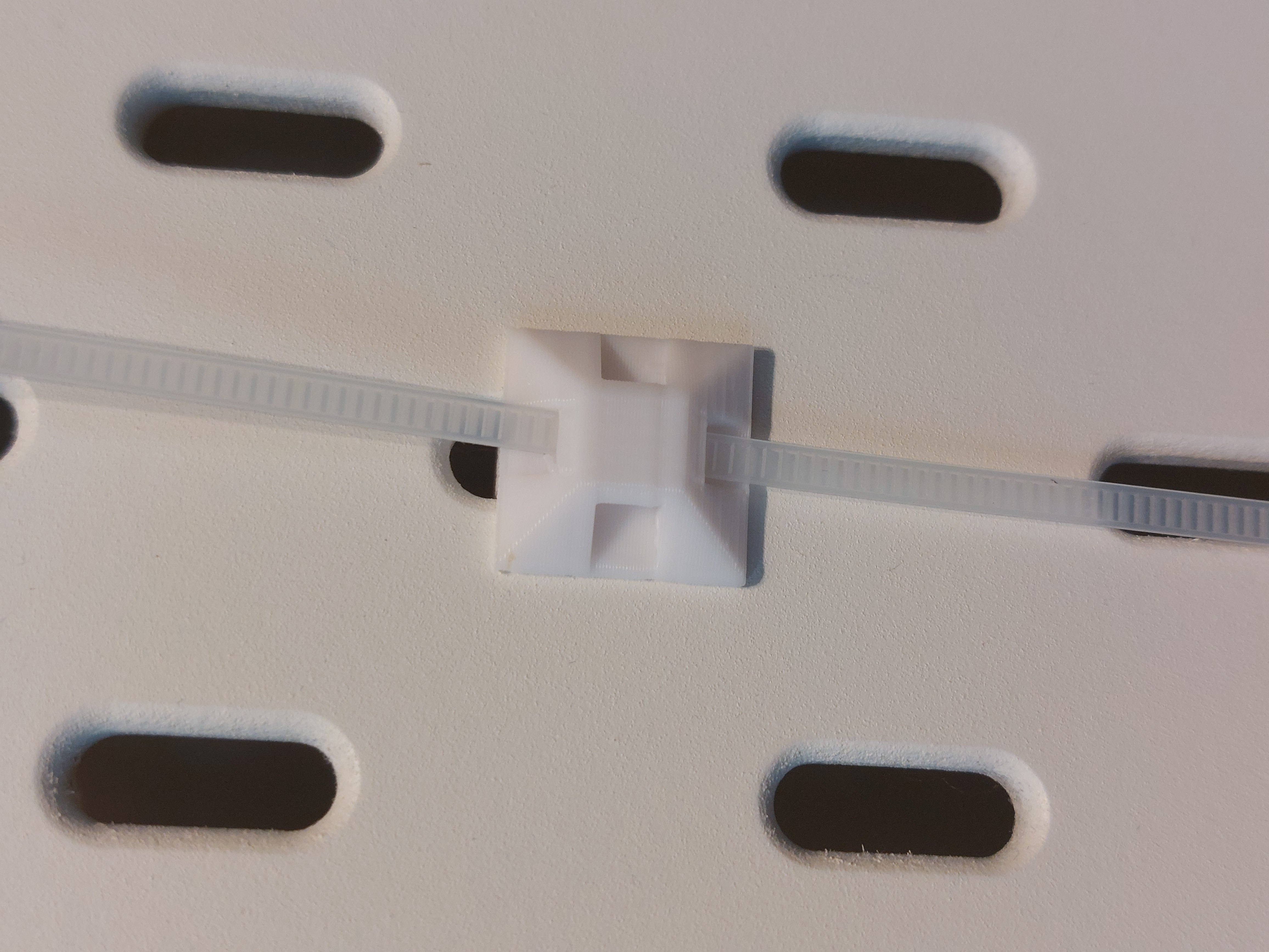 Zip tie base for skadis
