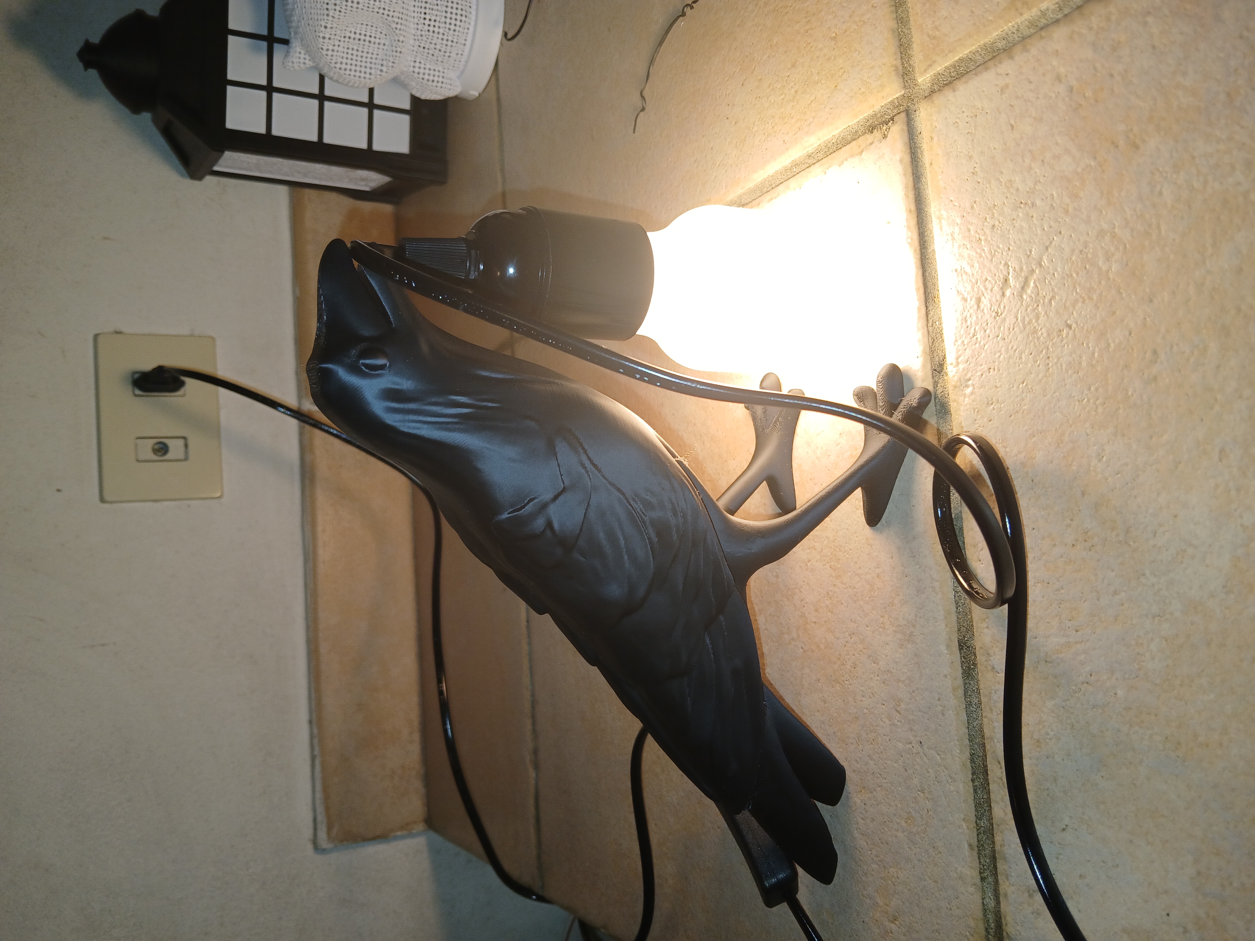 Crow-shaped lamp