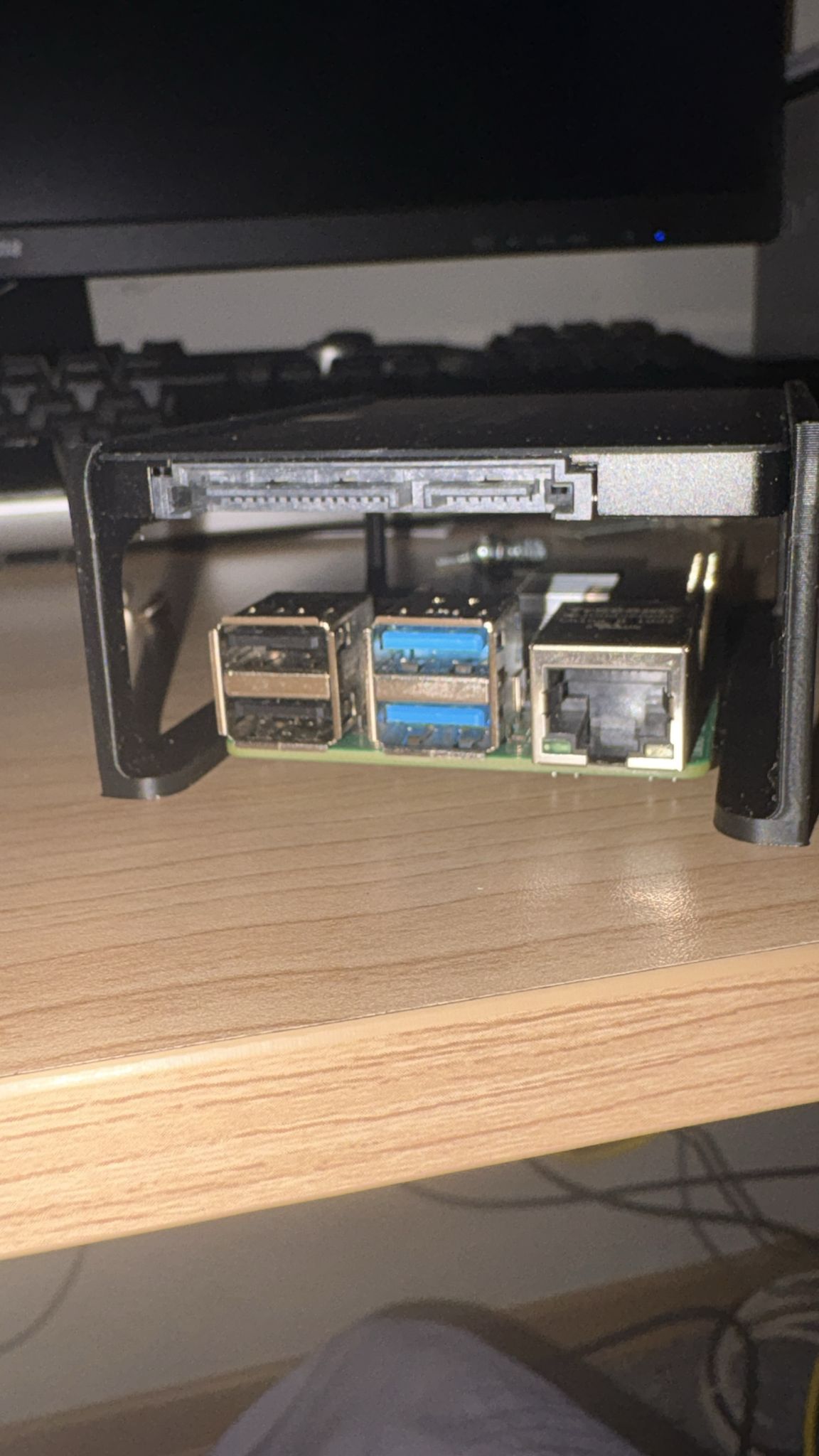 Simple SSD 2.5" holder for Raspberry Pi 4
